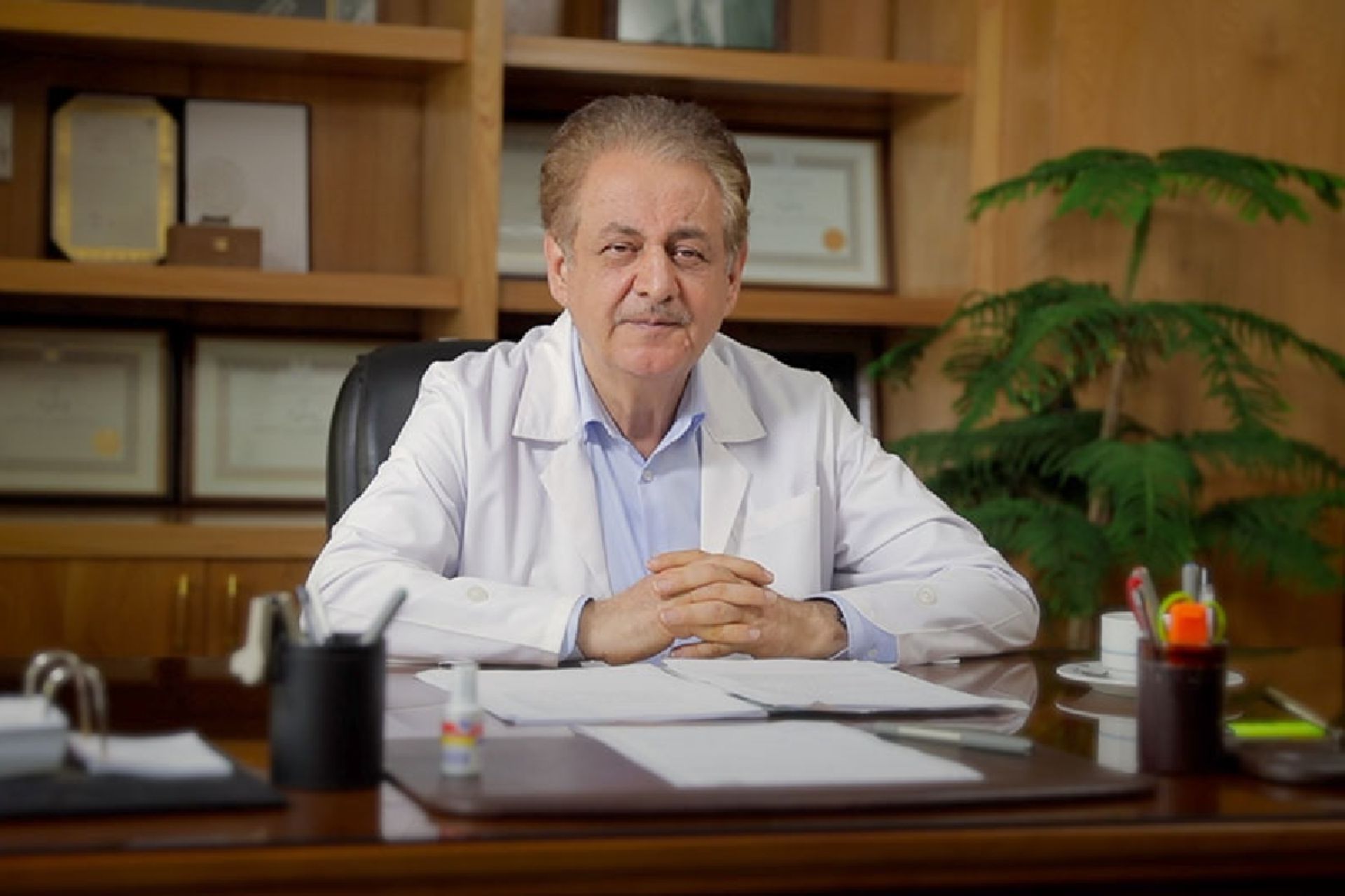 تصویر از دکتر مسعود مردانی پشت میز