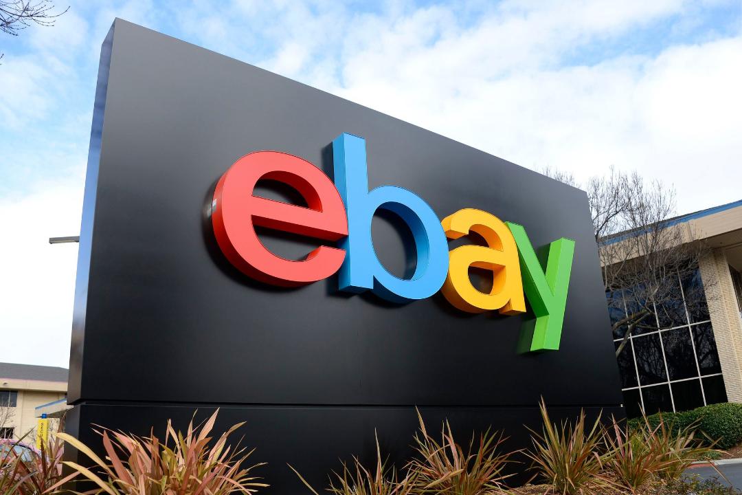 لوگو ای بی / eBay روی دیوار در خارج از مقر اصلی eBay روز روشن
