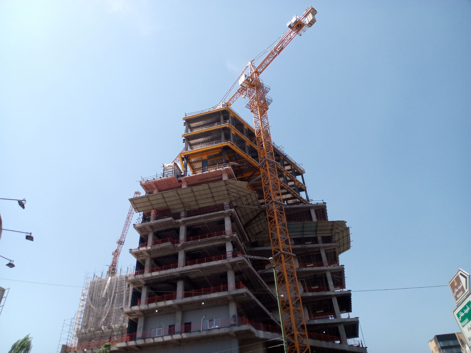 نمونه عکس گوشی انرجایزر U710S در روشنایی روز - ساختمان نیمه‌کاره در جردن