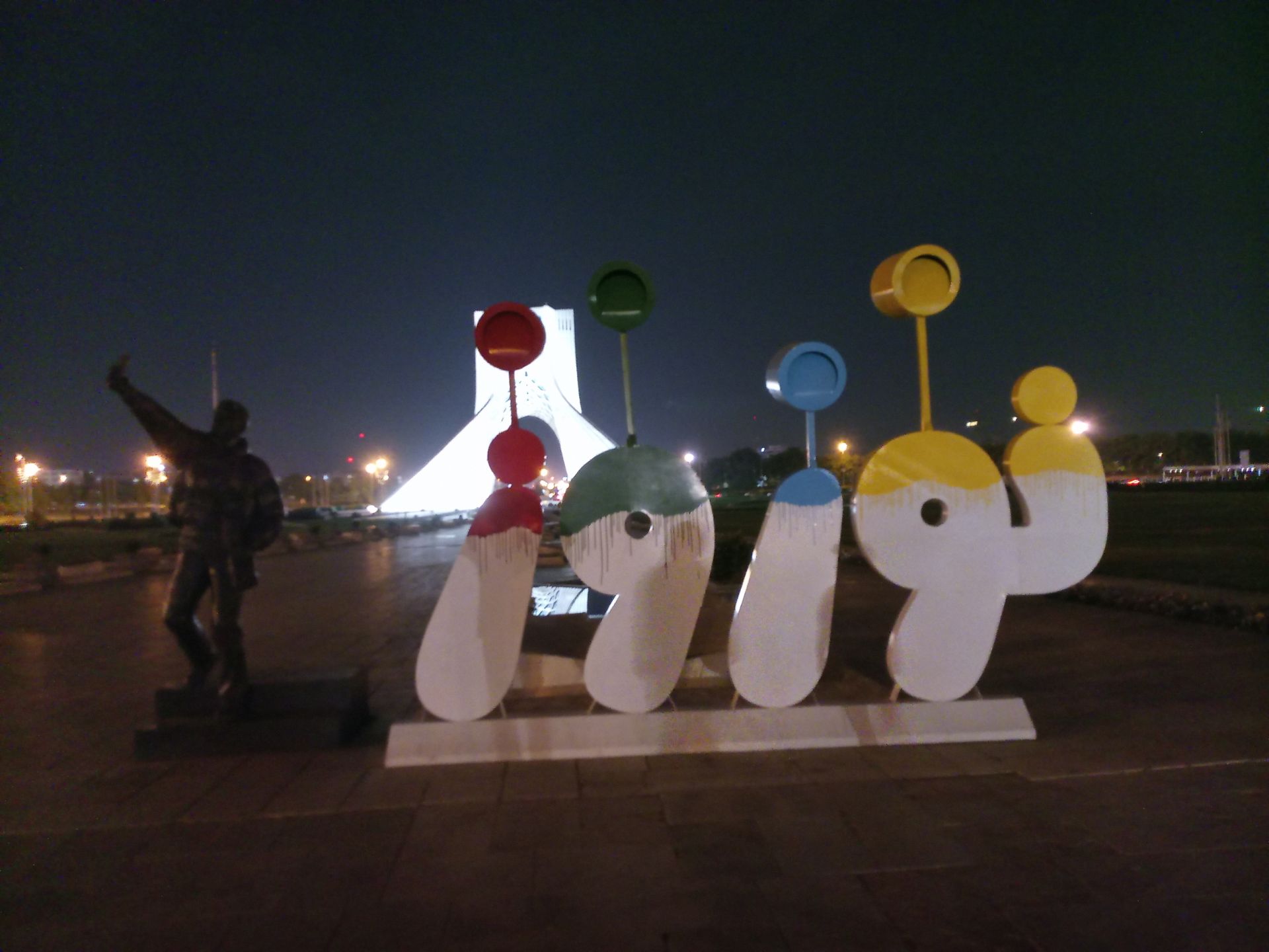 نمونه عکس گوشی انرجایزر U710S در تاریکی شب - مجسمه نوروز در نزدیکی میدان آزادی
