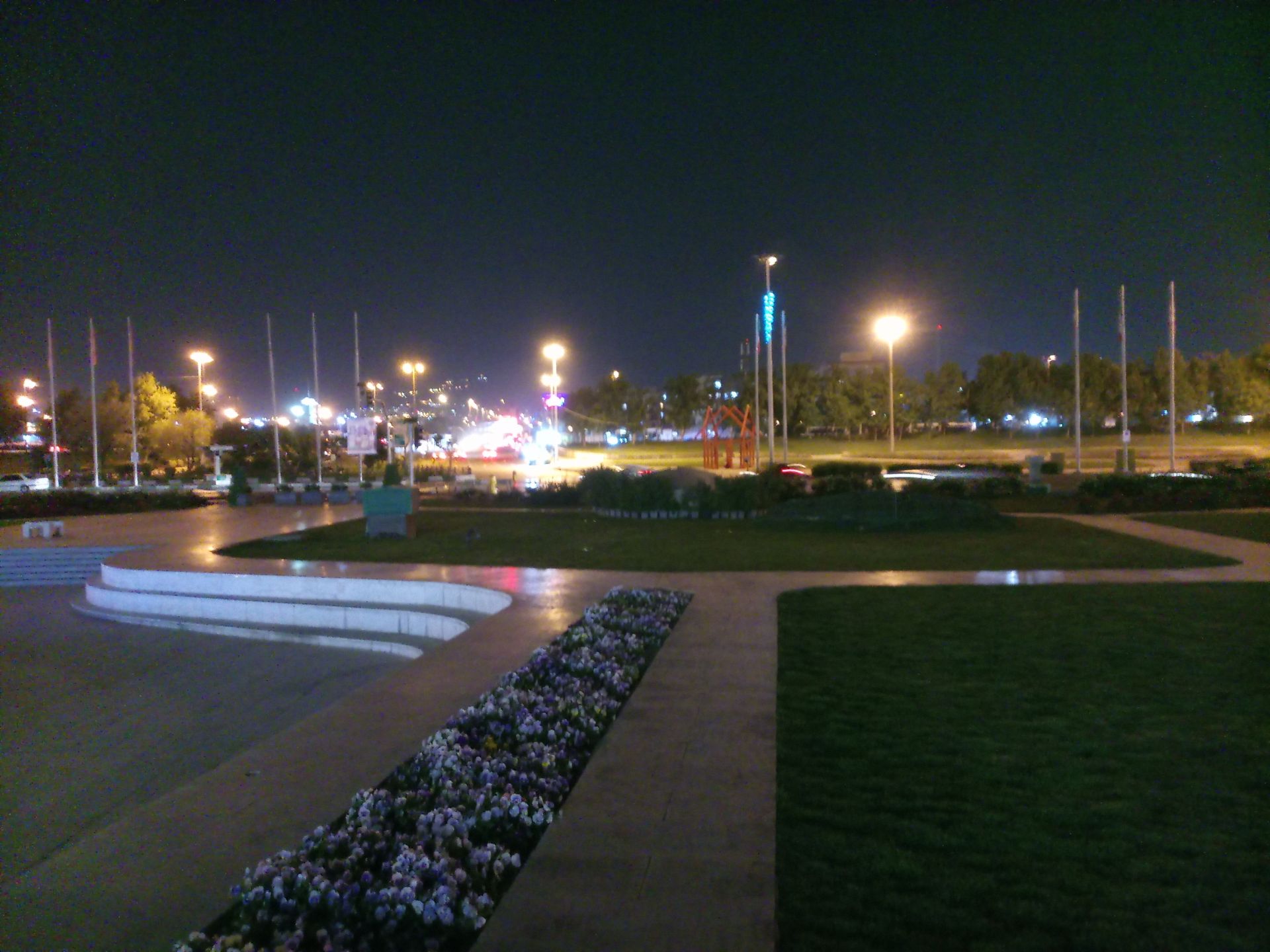 نمونه عکس گوشی انرجایزر U710S در تاریکی شب - محوطه‌ی دور میدان آزادی