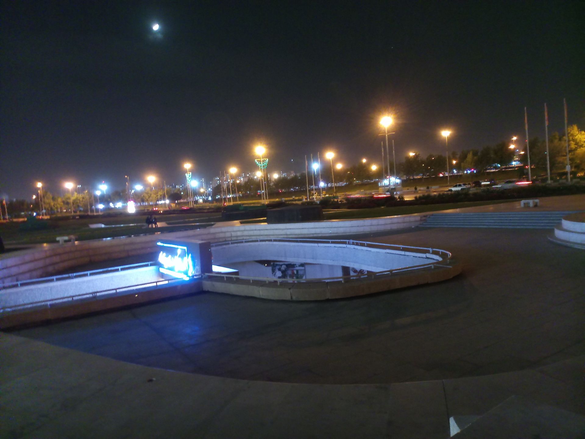 نمونه عکس گوشی انرجایزر U710S در تاریکی شب - محوطه‌ی دور میدان آزادی