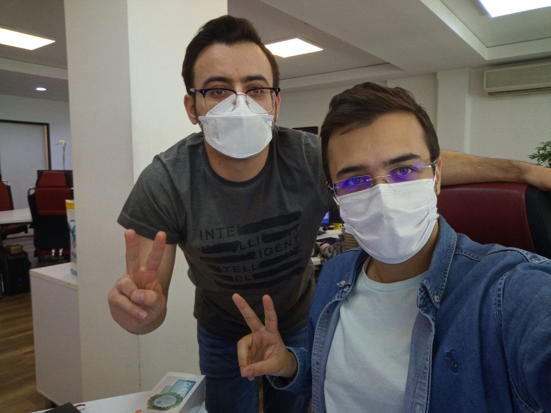 نمونه عکس دوربین سلفی انرجایزر U710S - صدرا مخملی و مهرداد عیسی‌لو