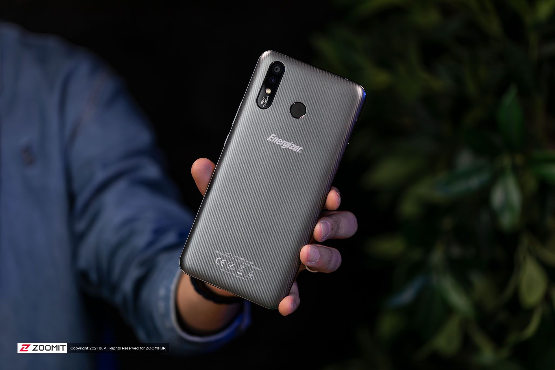 پشت گوشی انرجایزر U710s در دست