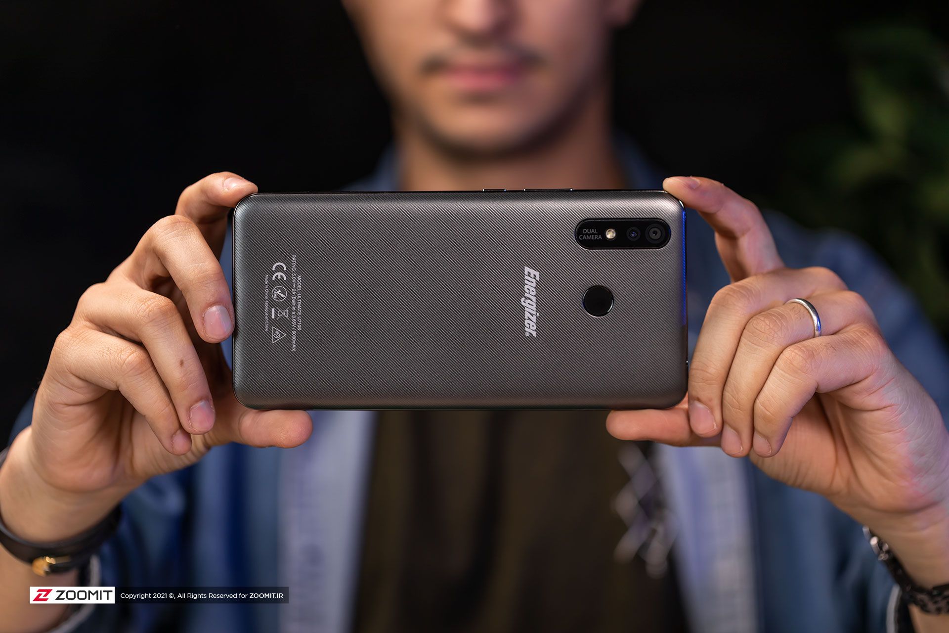 گوشی انرجایزر U710s در حال عکاسی