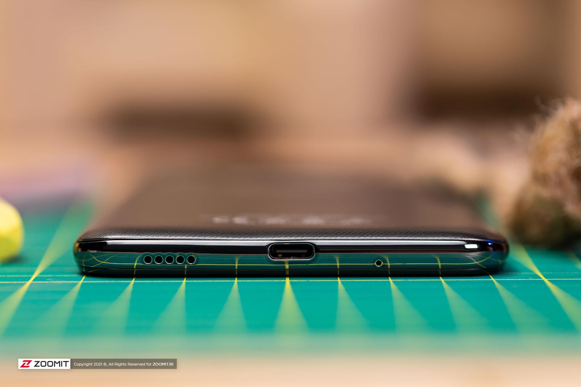 دریچه اسپیکر و پورت USB-C گوشی انرجایزر U710s