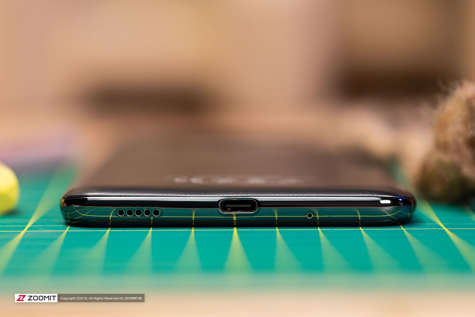 دریچه اسپیکر و پورت USB-C گوشی انرجایزر U710s