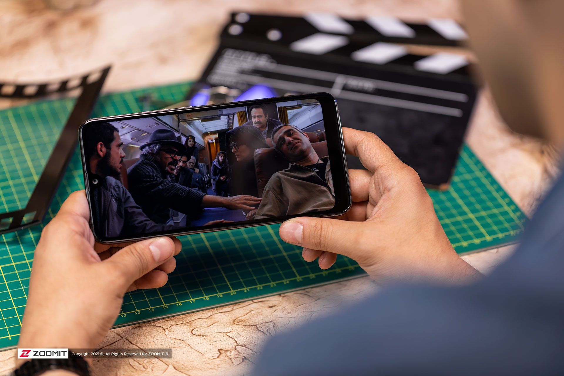 تماشای فیلم با گوشی انرجایزر U710s