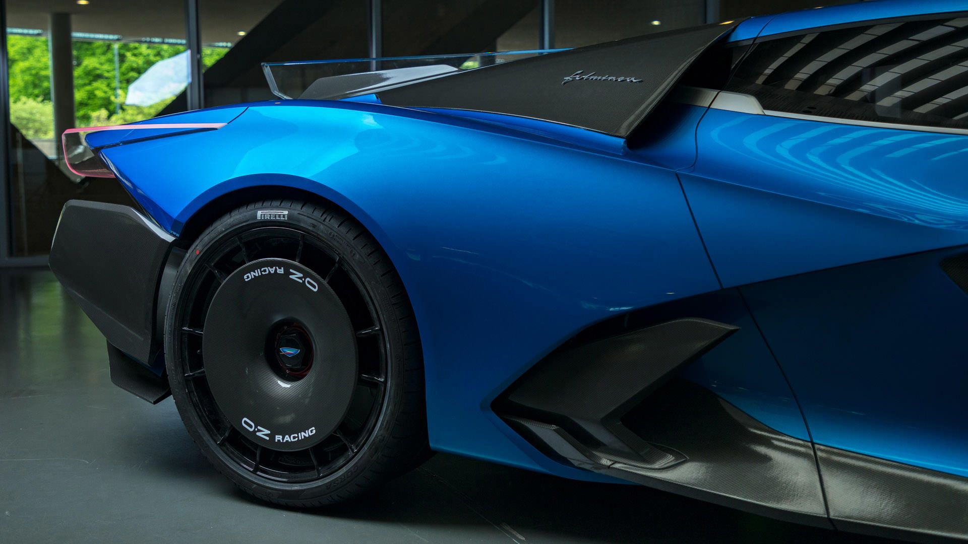 چرخ عقب ابرخودرو الکتریکی استریما فولمینیا / Estrema Fulminea Electric Hypercar آبی رنگ