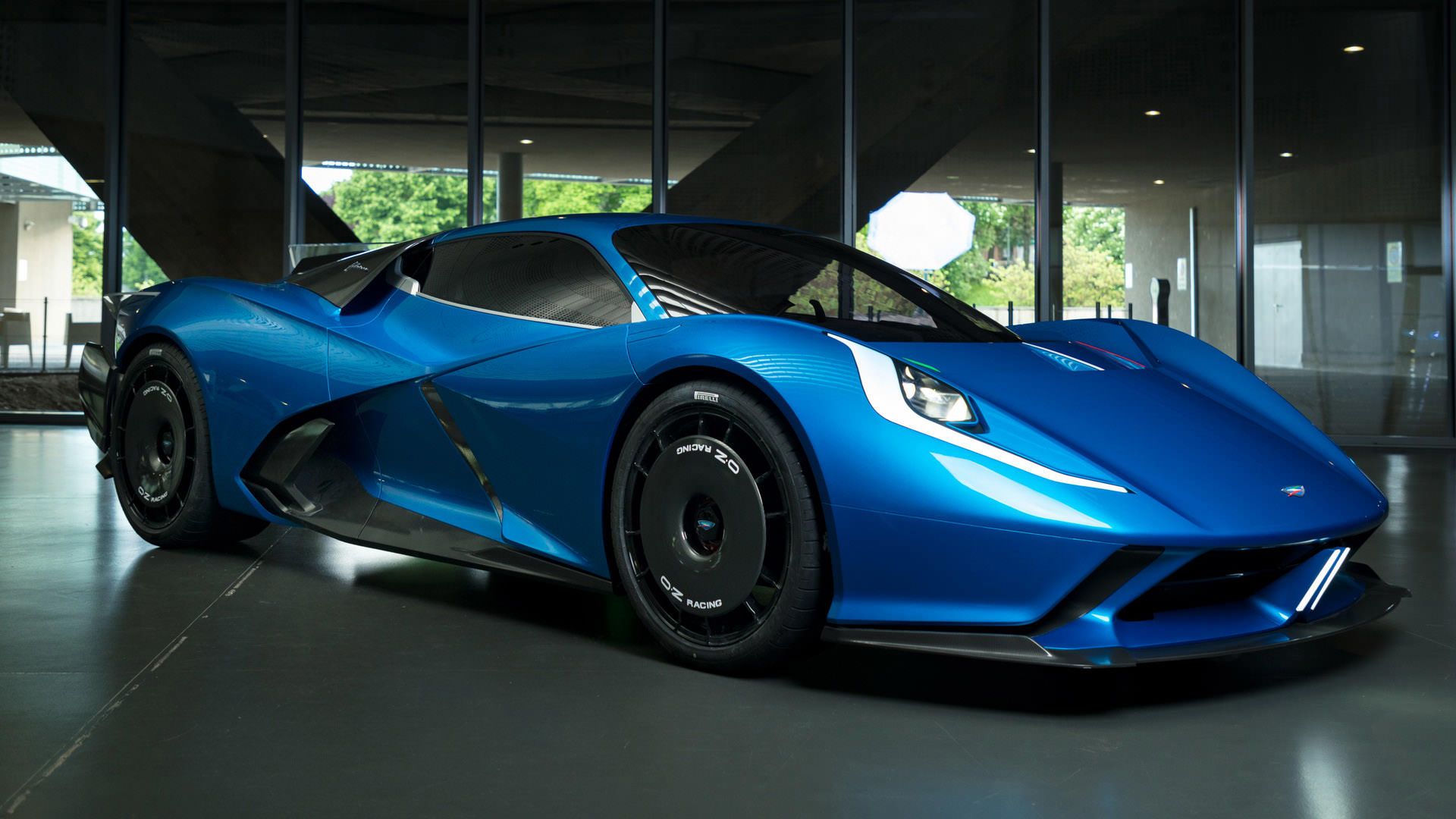 نمای ابرخودرو برقی استریما فولمینیا / Estrema Fulminea Electric Hypercar آبی رنگ در پارکینگ