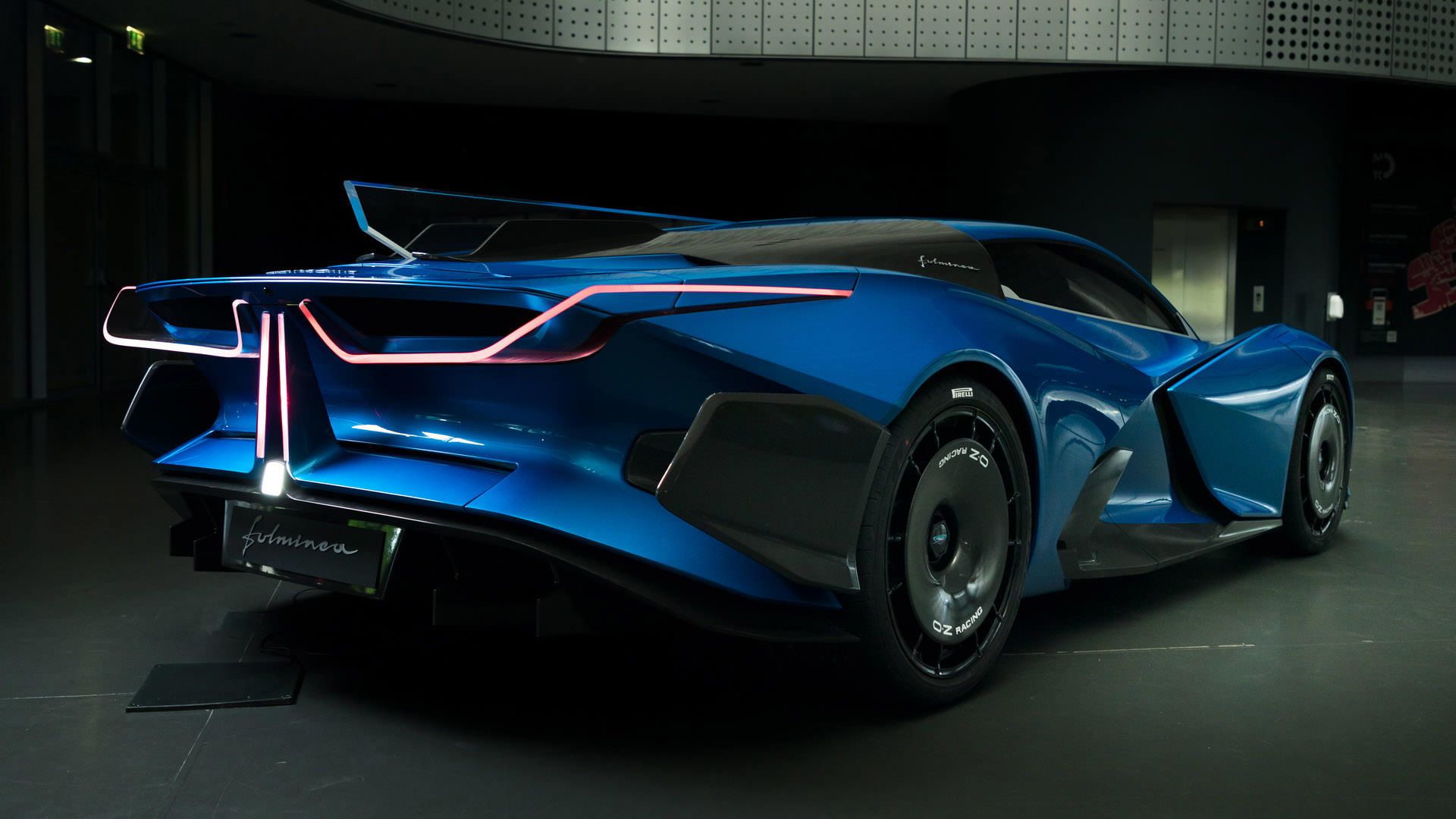 باله عقب ابرخودرو برقی استریما فولمینیا / Estrema Fulminea Electric Hypercar آبی رنگ