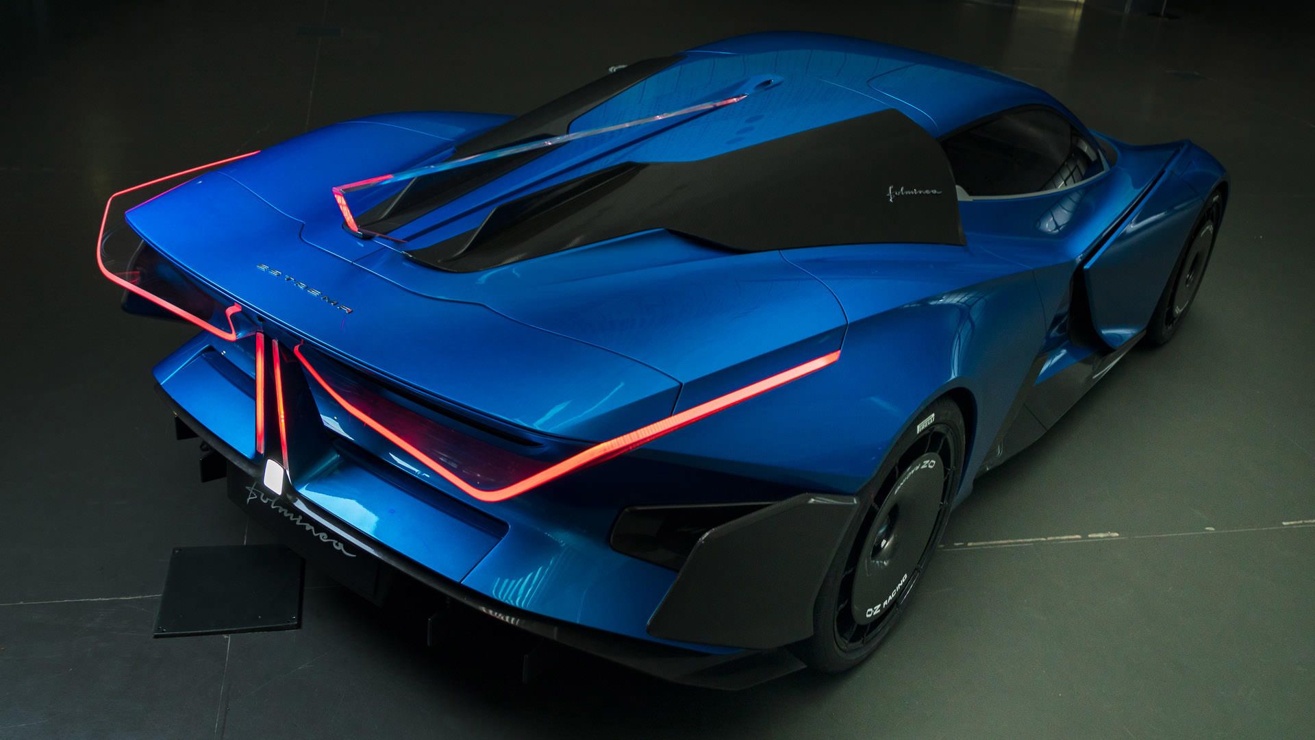 چراغ عقب ابرخودرو برقی استریما فولمینیا / Estrema Fulminea Electric Hypercar آبی رنگ