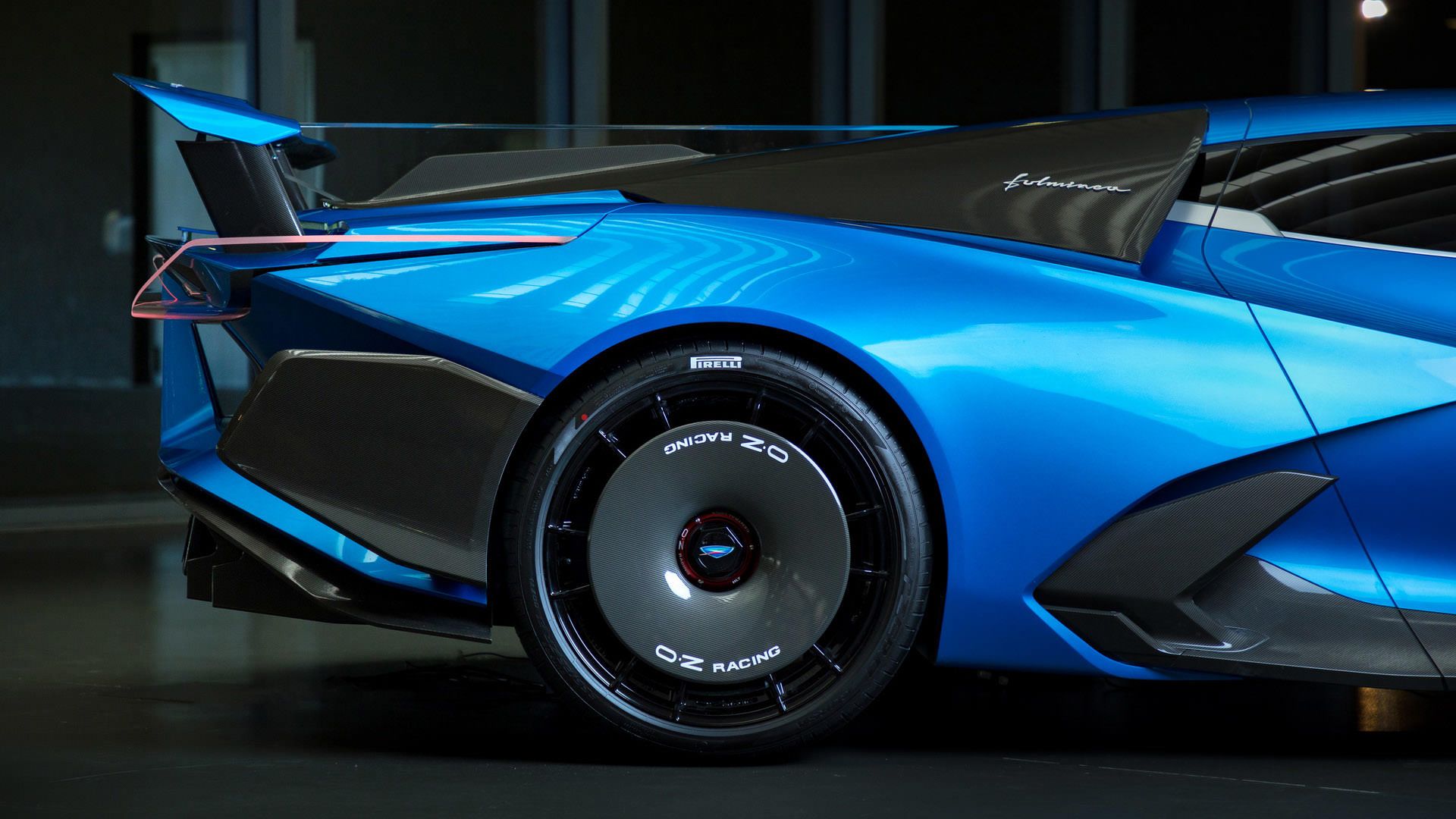 چرخ عقب ابرخودرو برقی استریما فولمینیا / Estrema Fulminea Electric Hypercar آبی رنگ