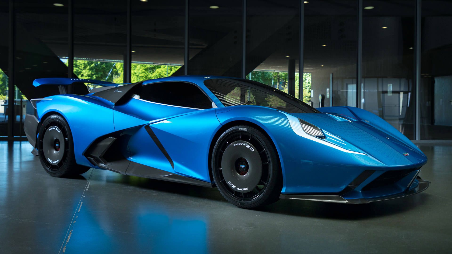 نمای سه چهارم جلو ابرخودرو برقی استریما فولمینیا / Estrema Fulminea Electric Hypercar آبی رنگ