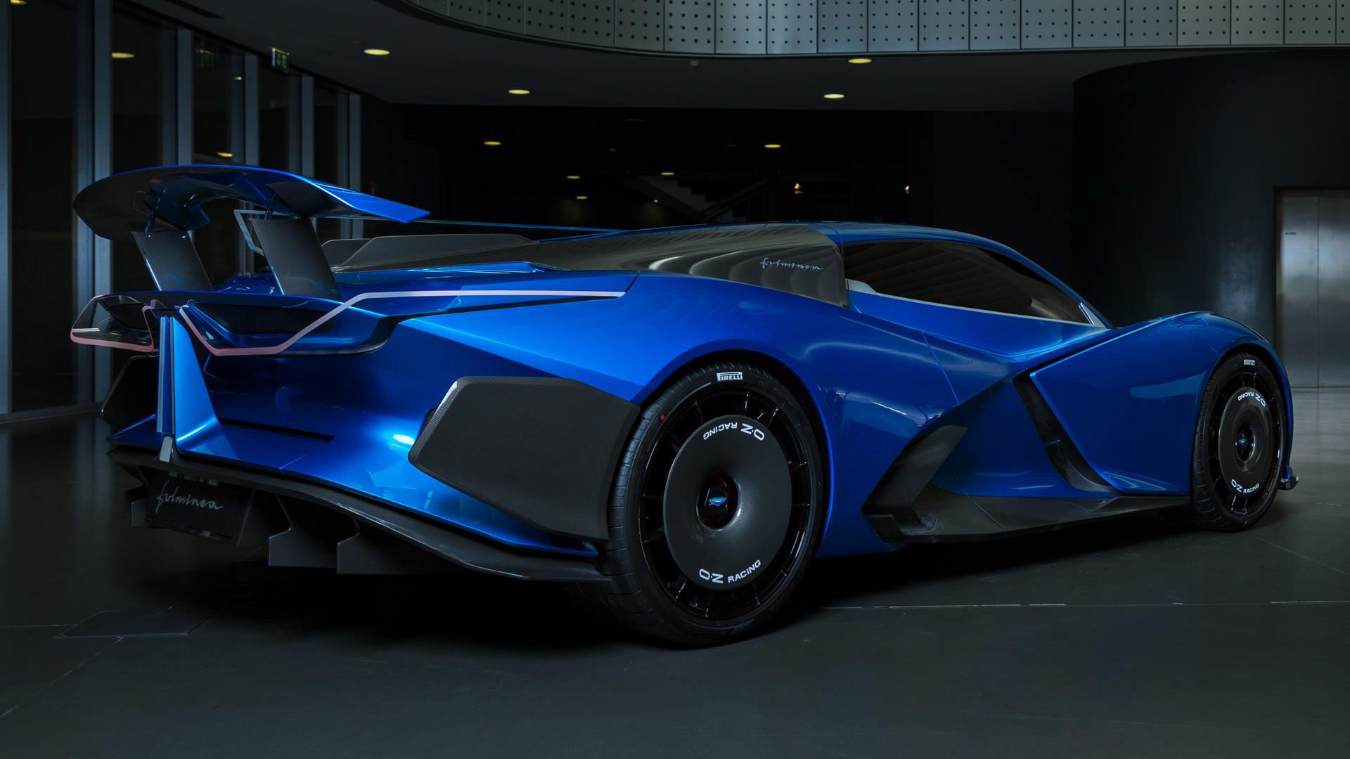 نمای سه چهارم عقب ابرخودرو برقی استریما فولمینیا / Estrema Fulminea Electric Hypercar آبی رنگ