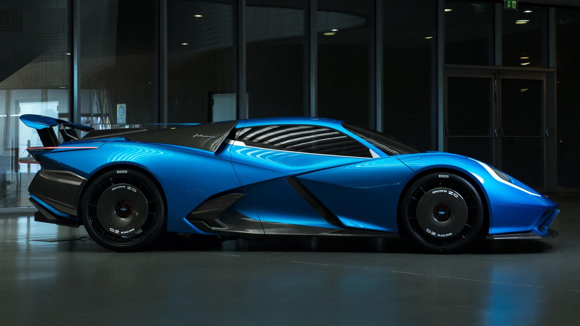 نمای جانبی ابرخودرو برقی استریما فولمینیا / Estrema Fulminea Electric Hypercar آبی رنگ