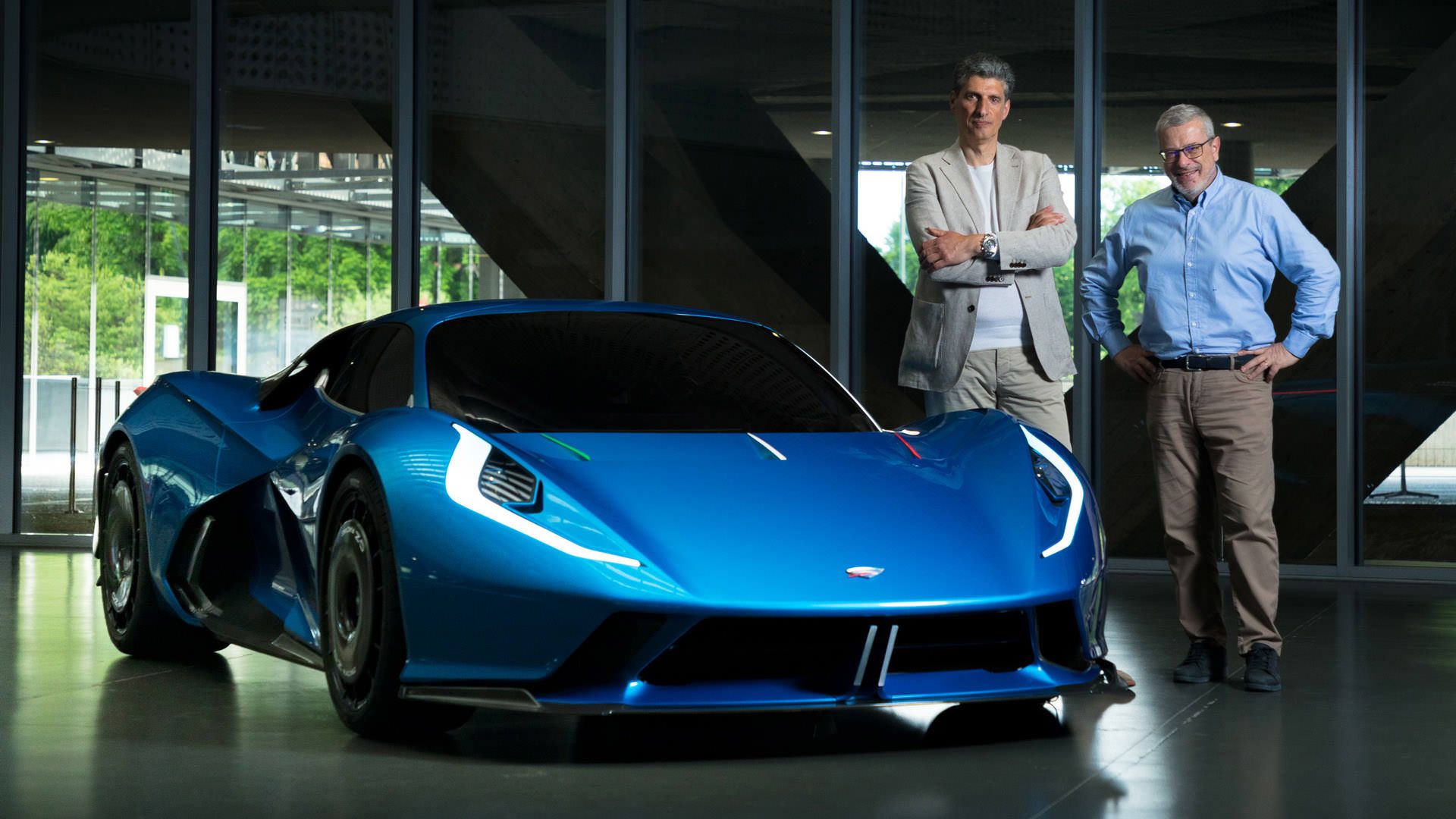 ابرخودرو برقی استریما فولمینیا / Estrema Fulminea Electric Hypercar آبی رنگ در کنار مدیران