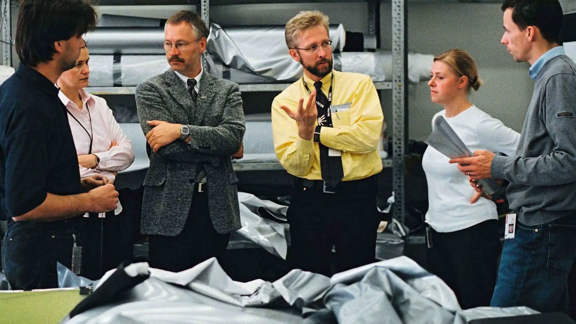 بحث مهندسان درباره استفاده از بدنه پارچه ای خودرو