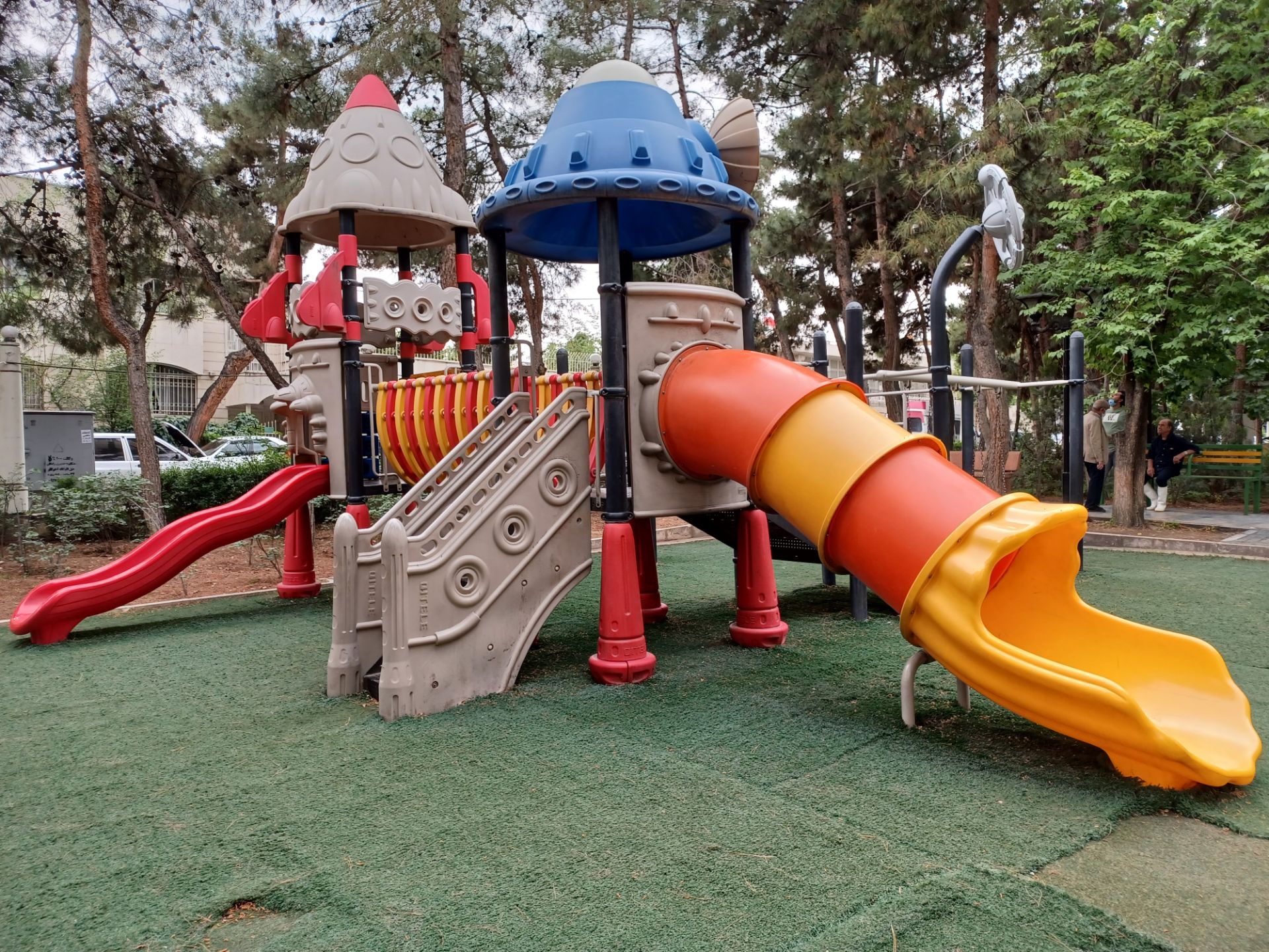 نمونه عکس دوربین اصلی گلکسی A32 مدل 5G در روشنایی روز - وسایل بازی پارک صبا