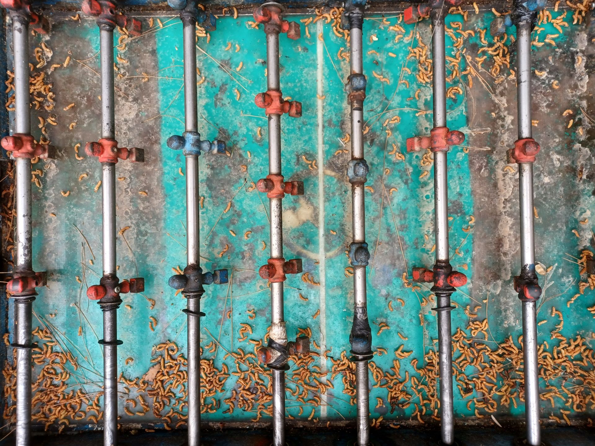 نمونه عکس دوربین اصلی گلکسی A32 مدل 5G در روشنایی روز - میز فوتبال دستی از نمای بالا