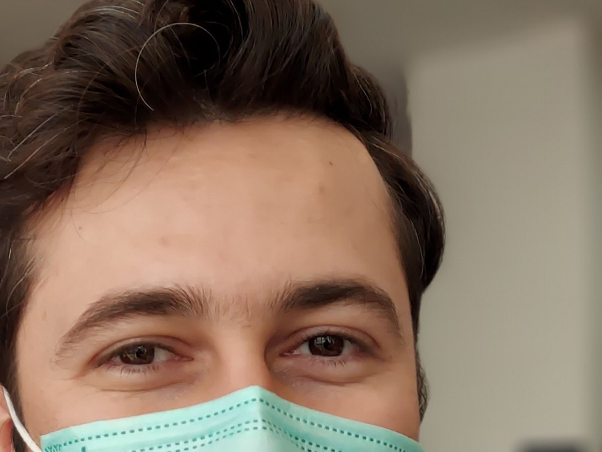 برش ۱۰۰ درصد از عکس نمونه پرتره گلکسی A42 سامسونگ - امیر سواری از زومیت