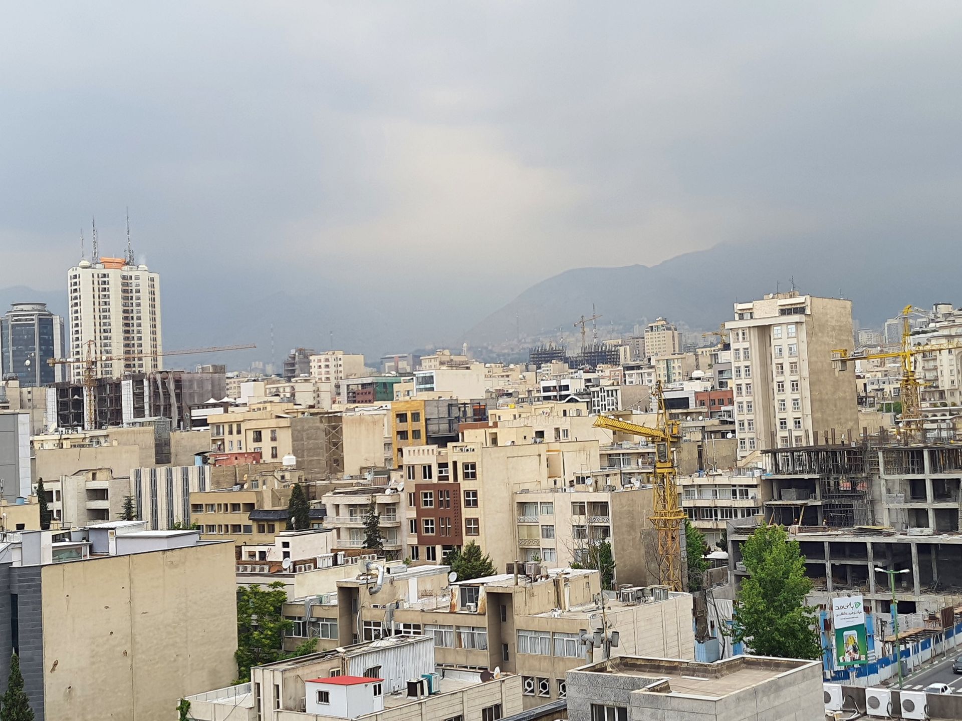 عکس نمونه با زوم دو برابری از دوربین اصلی گلکسی M62 سامسونگ - ساختمان های جردن از دید دفتر زومیت