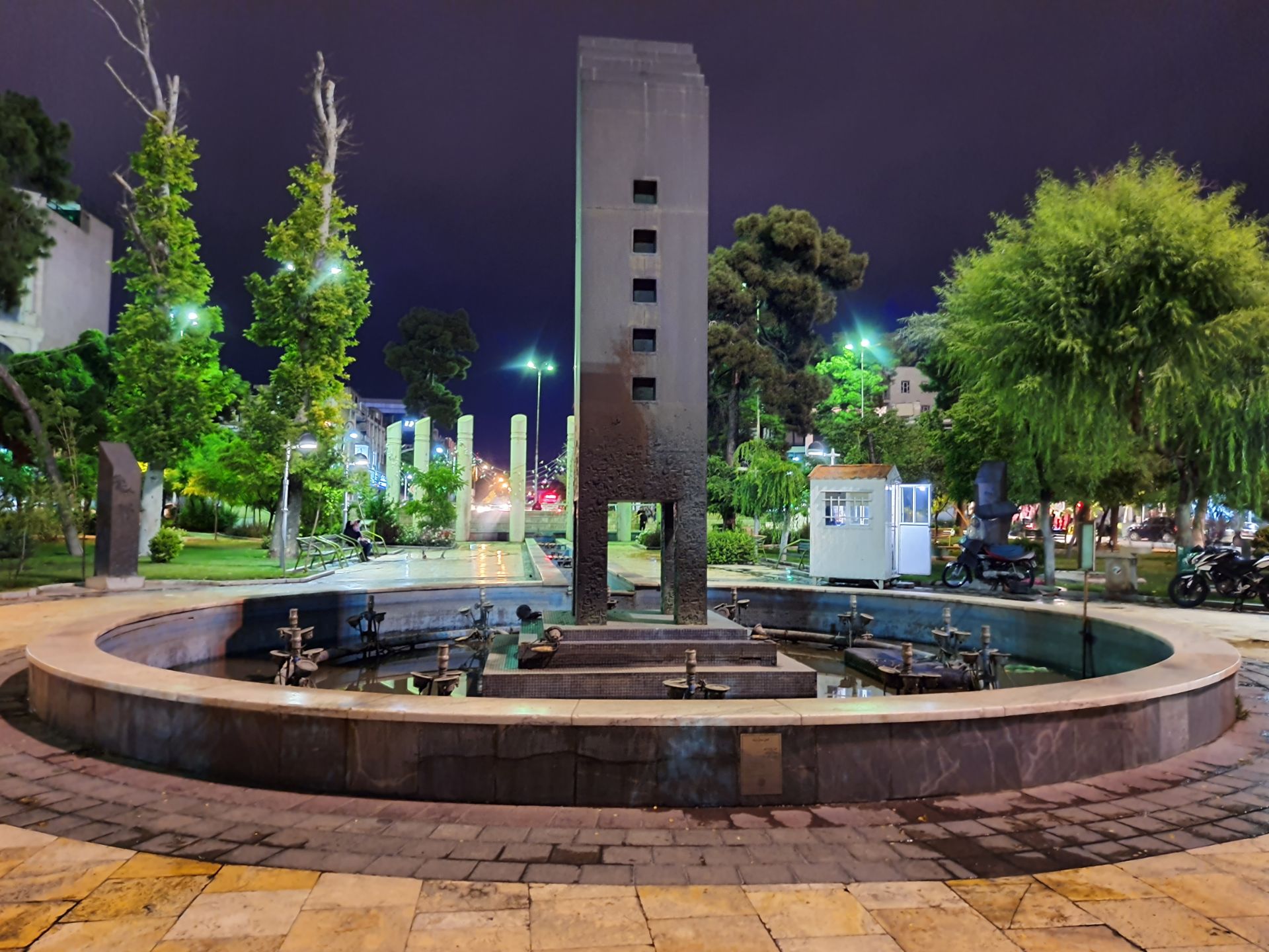 عکس نمونه دوربین اصلی گلکسی M62 سامسونگ در نور کم - نمایی در پارک میدان هفت حوض نارمک