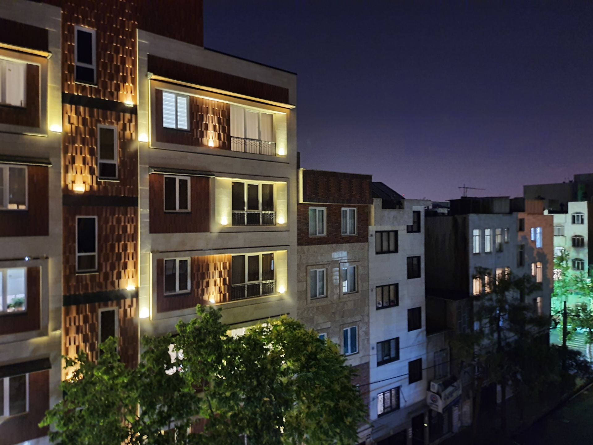 عکس نمونه دوربین اصلی گلکسی M62 سامسونگ در نور کم - ساختمان های محله نارمک تهران