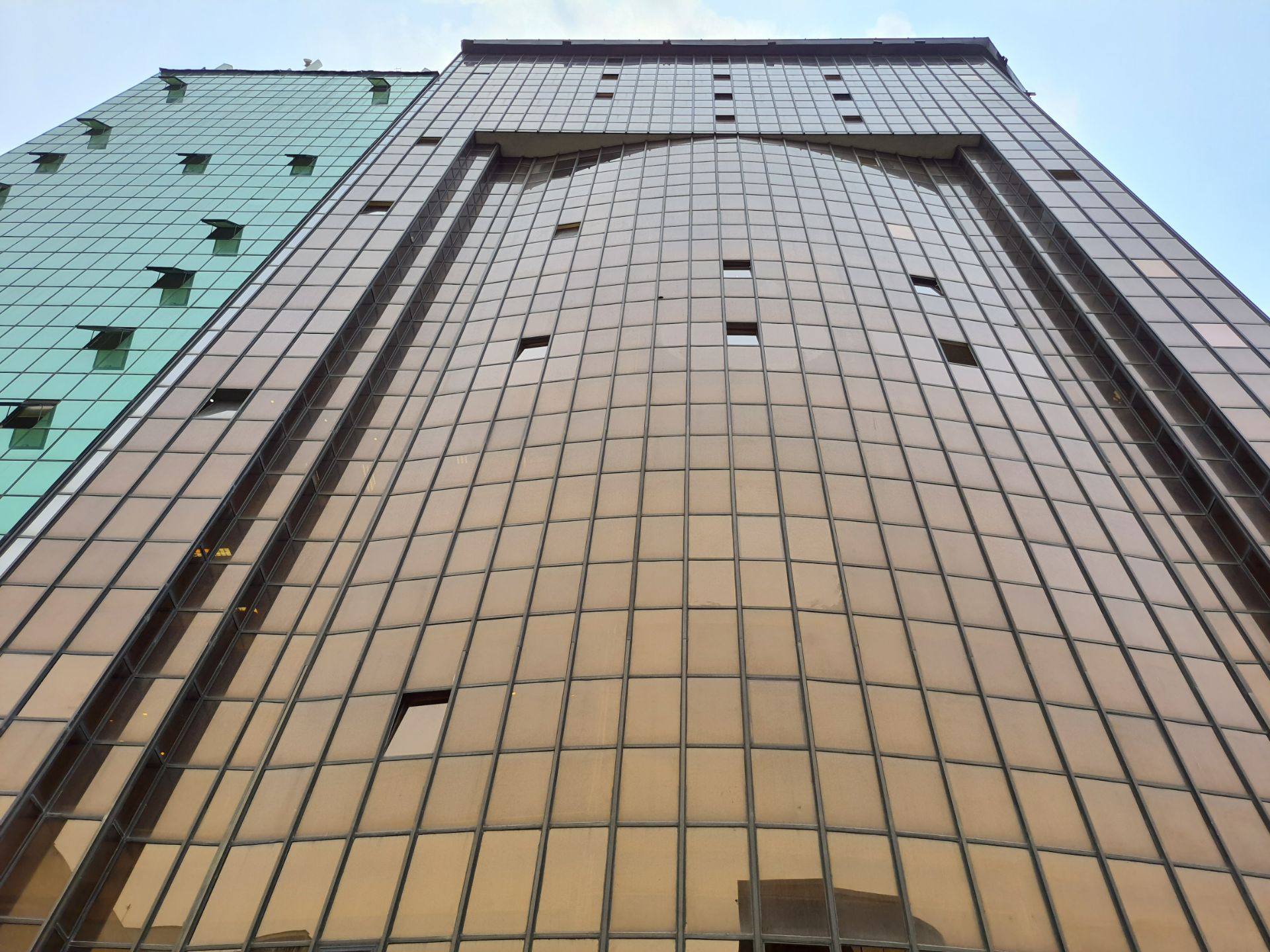 عکس نمونه دوربین اصلی گلکسی M62 سامسونگ در نور مناسب - ساختمانی در بن بست آناهیتا جردن