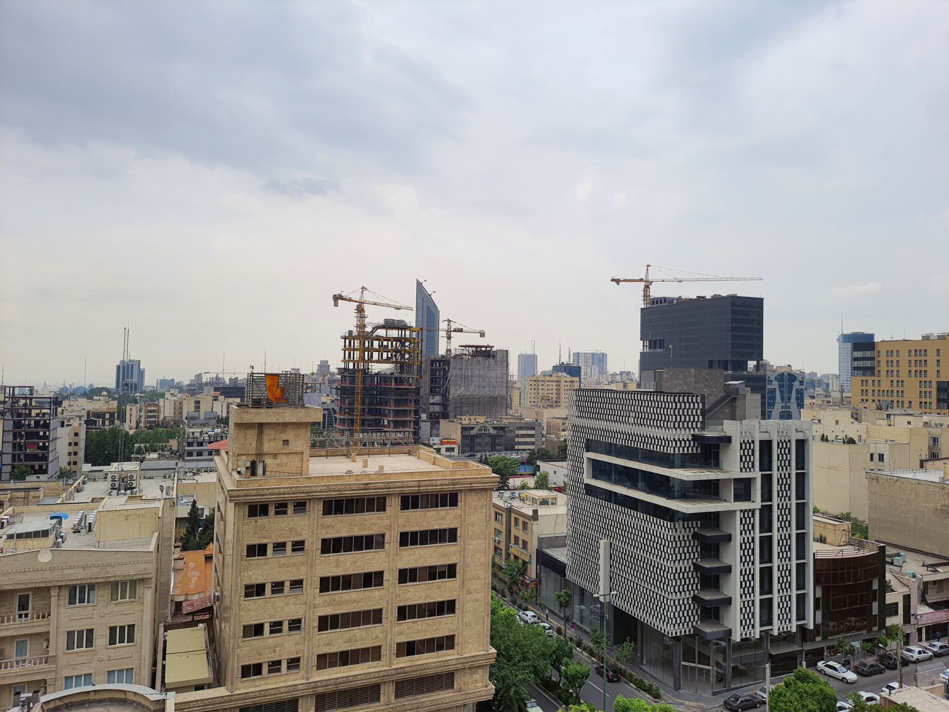 عکس نمونه دوربین اصلی گلکسی M62 سامسونگ در نور مناسب - ساختمان های خیابان جردن