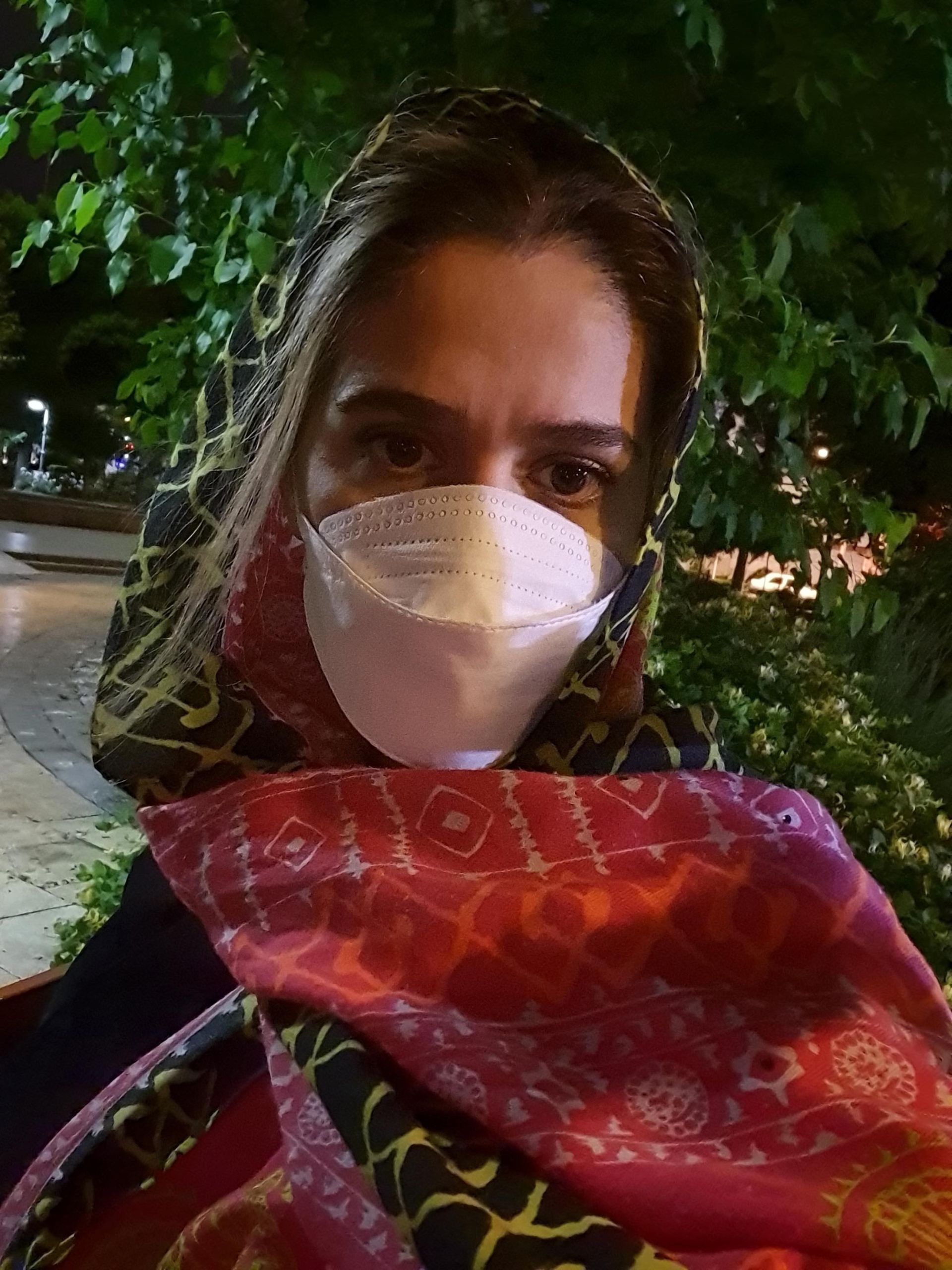 عکس نمونه سلفی گلکسی M62 سامسونگ در نور کم - فرناز عرفان از زومیت