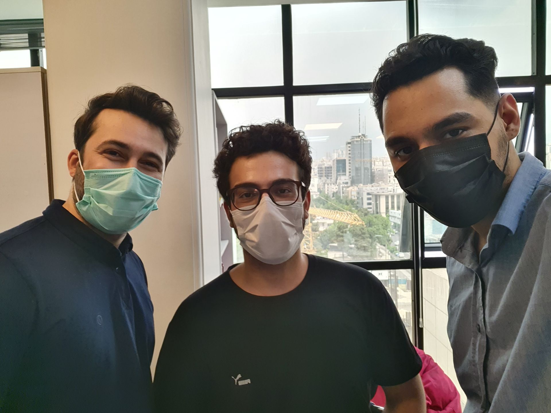 عکس نمونه سلفی گلکسی M62 سامسونگ - امیر سواری، امین صدقی و محمد شفیعی از زومیت