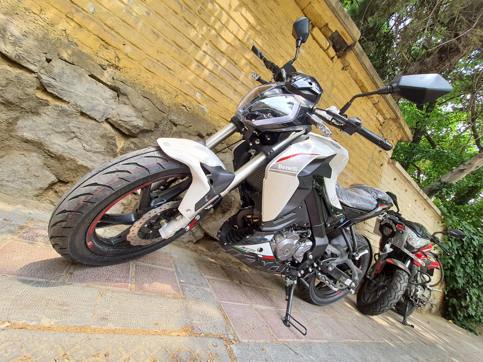 عکس نمونه دوربین اولتراواید گلکسی M62 سامسونگ در نور مناسب - نمای فوق عریض از یک موتور سیکلت