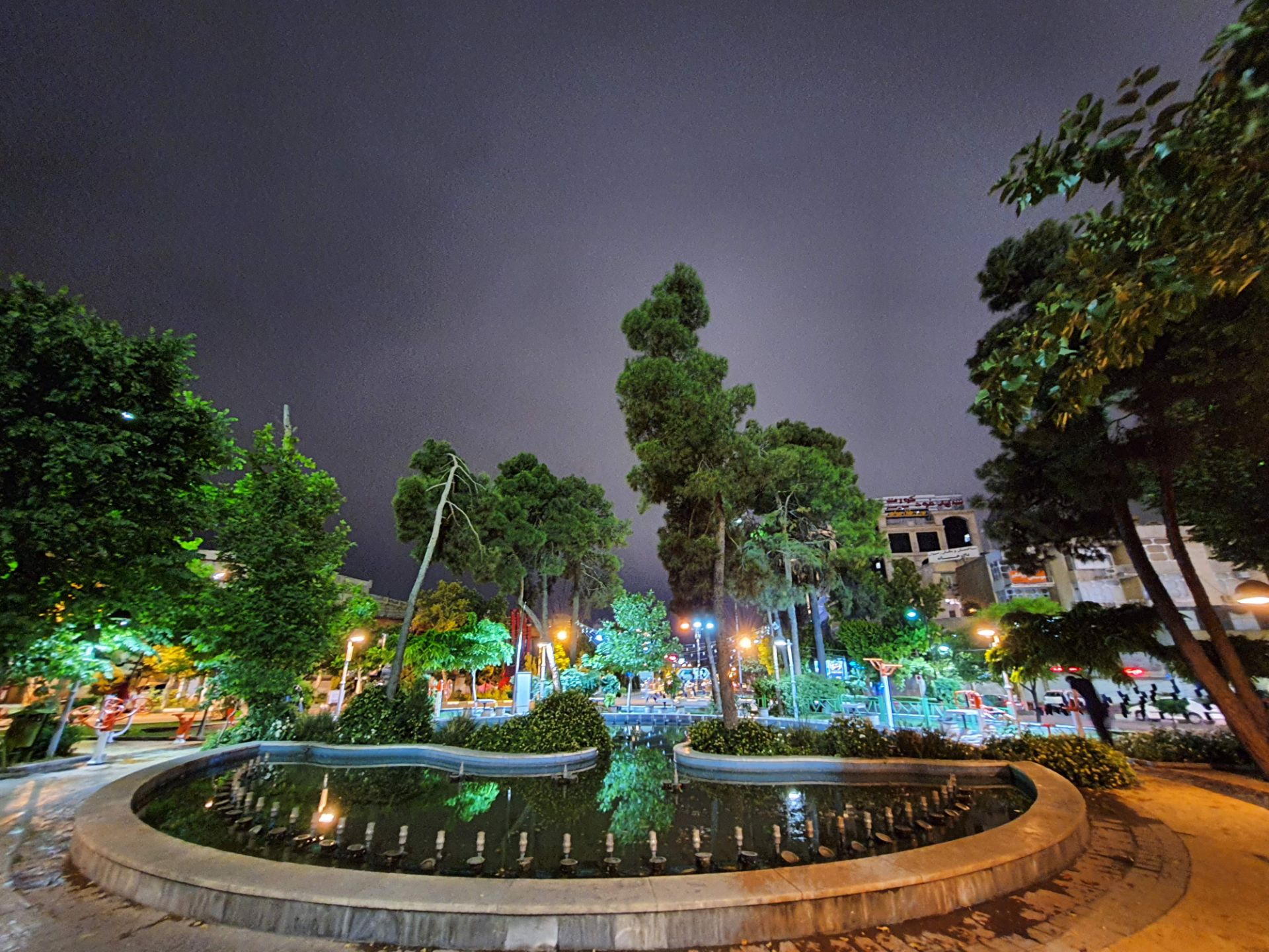 عکس نمونه دوربین اولتراواید گلکسی M62 سامسونگ در نور کم - حوضی در پارک میدان هفت حوض نارمک 