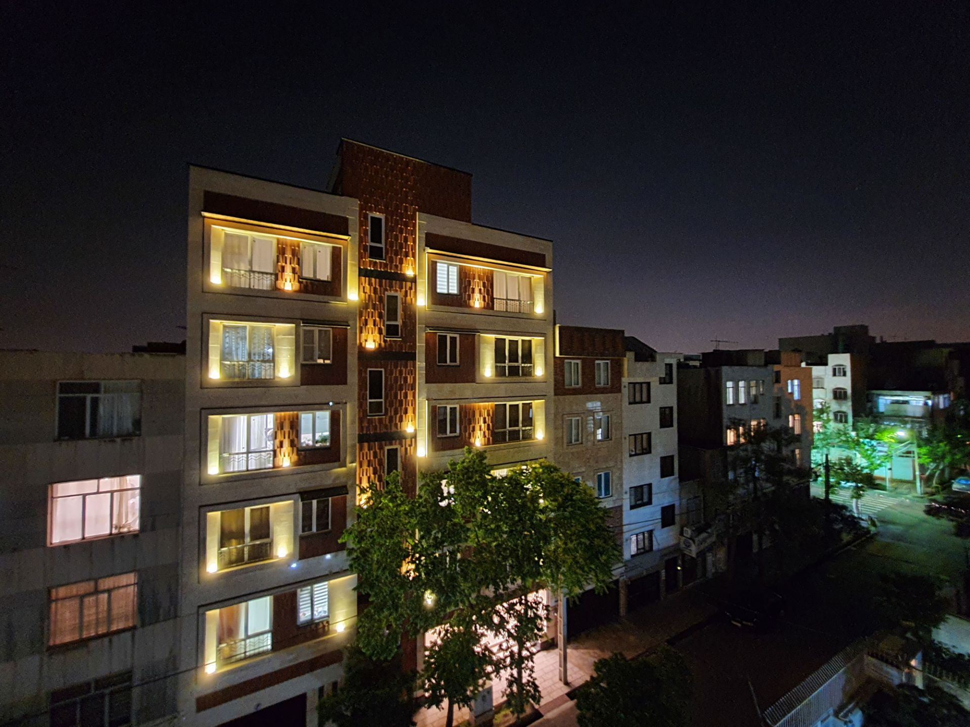 عکس نمونه دوربین اولتراواید گلکسی M62 سامسونگ در نور کم - ساختمان های محله نارمک