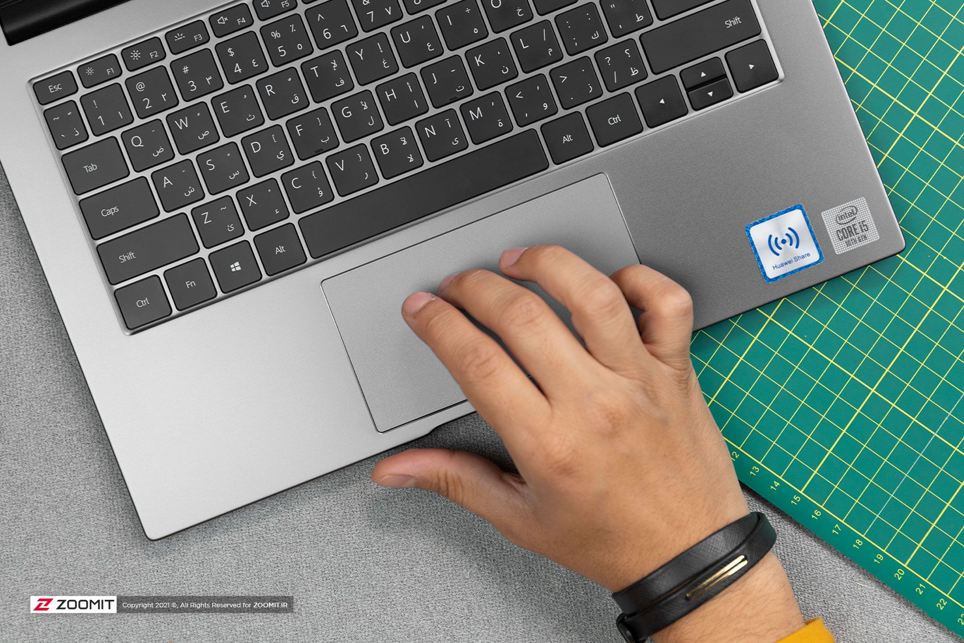 کار با ترک پد لپ تاپ هواوی میت بوک D 14