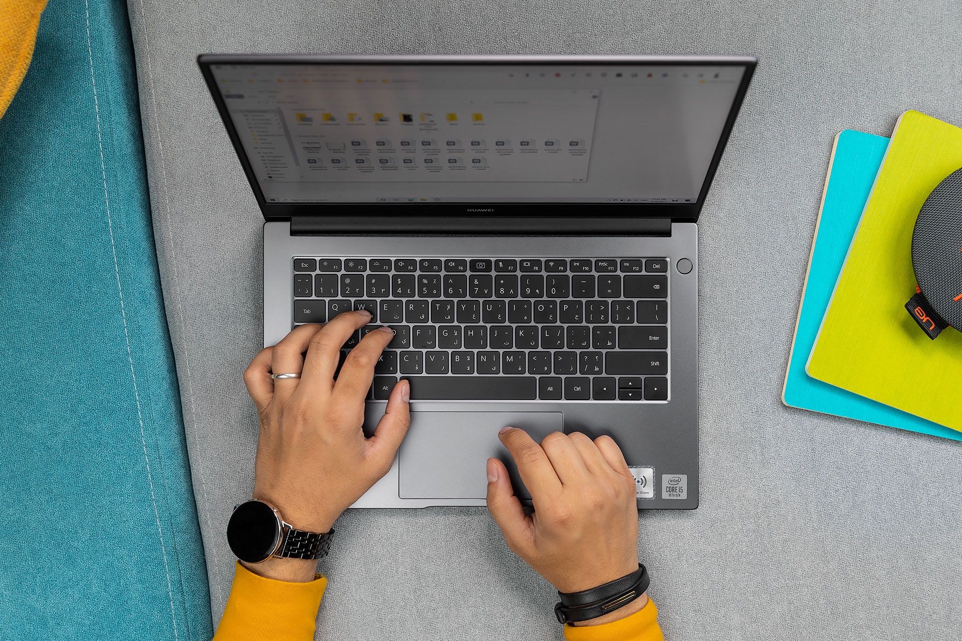 کار با لپ تاپ هواوی میت بوک D 14 از نمای بالا