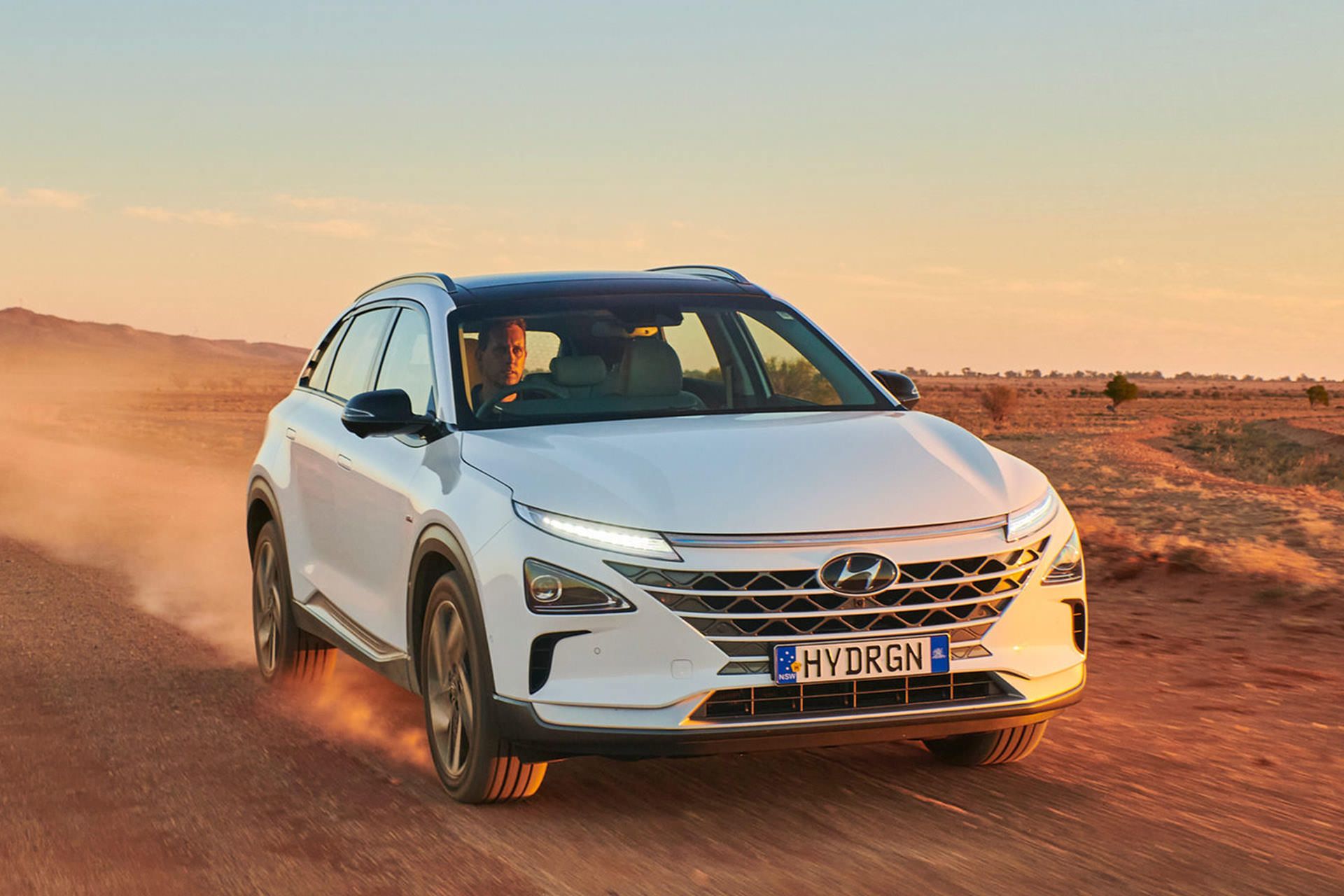 کراس اور هیدروژنی هیوندای نکسو / Hyundai Nexo crossover سفید رنگ در مسیر خاکی