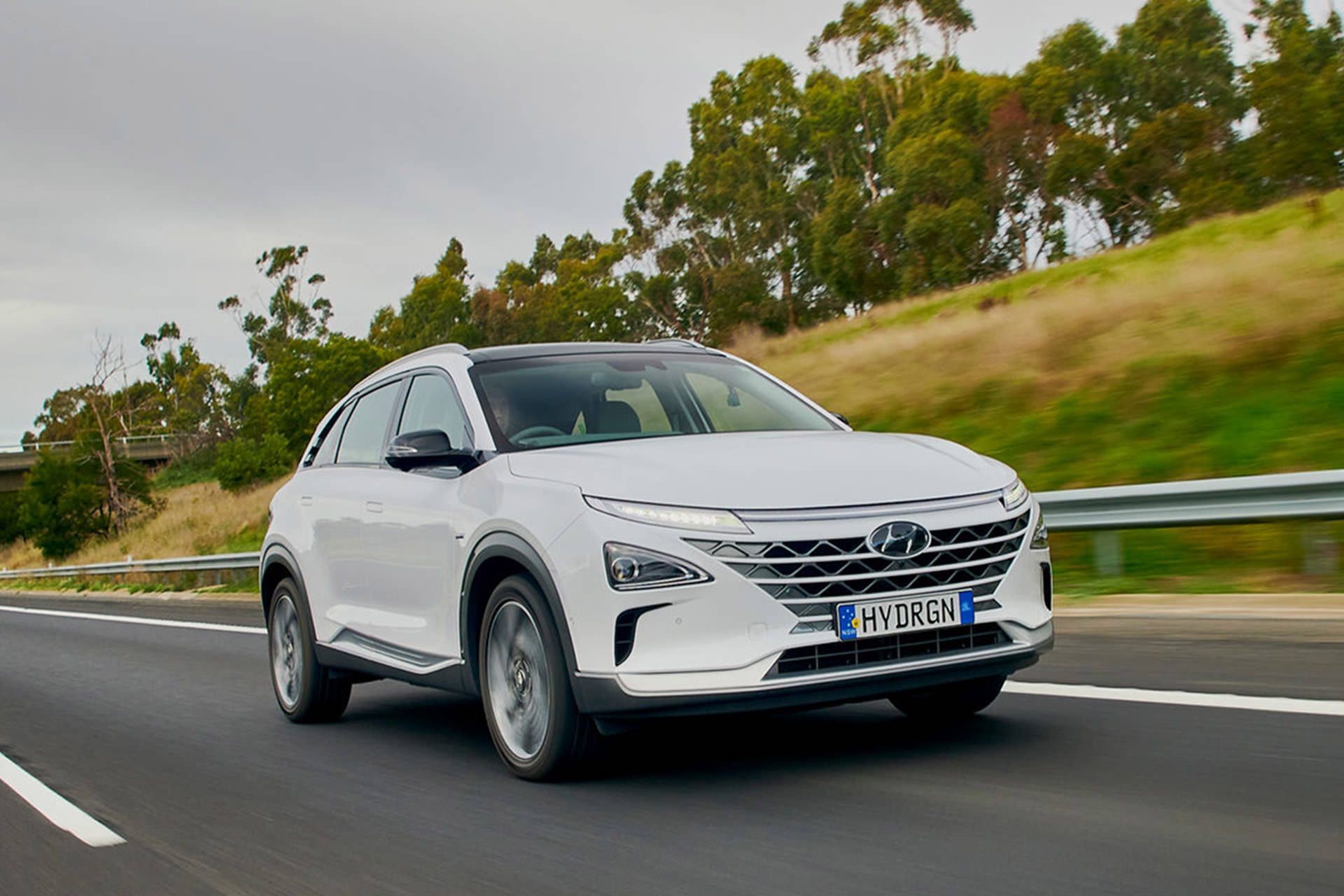 کراس اور هیدروژنی هیوندای نکسو / Hyundai Nexo crossover سفید رنگ در جاده آسفالت