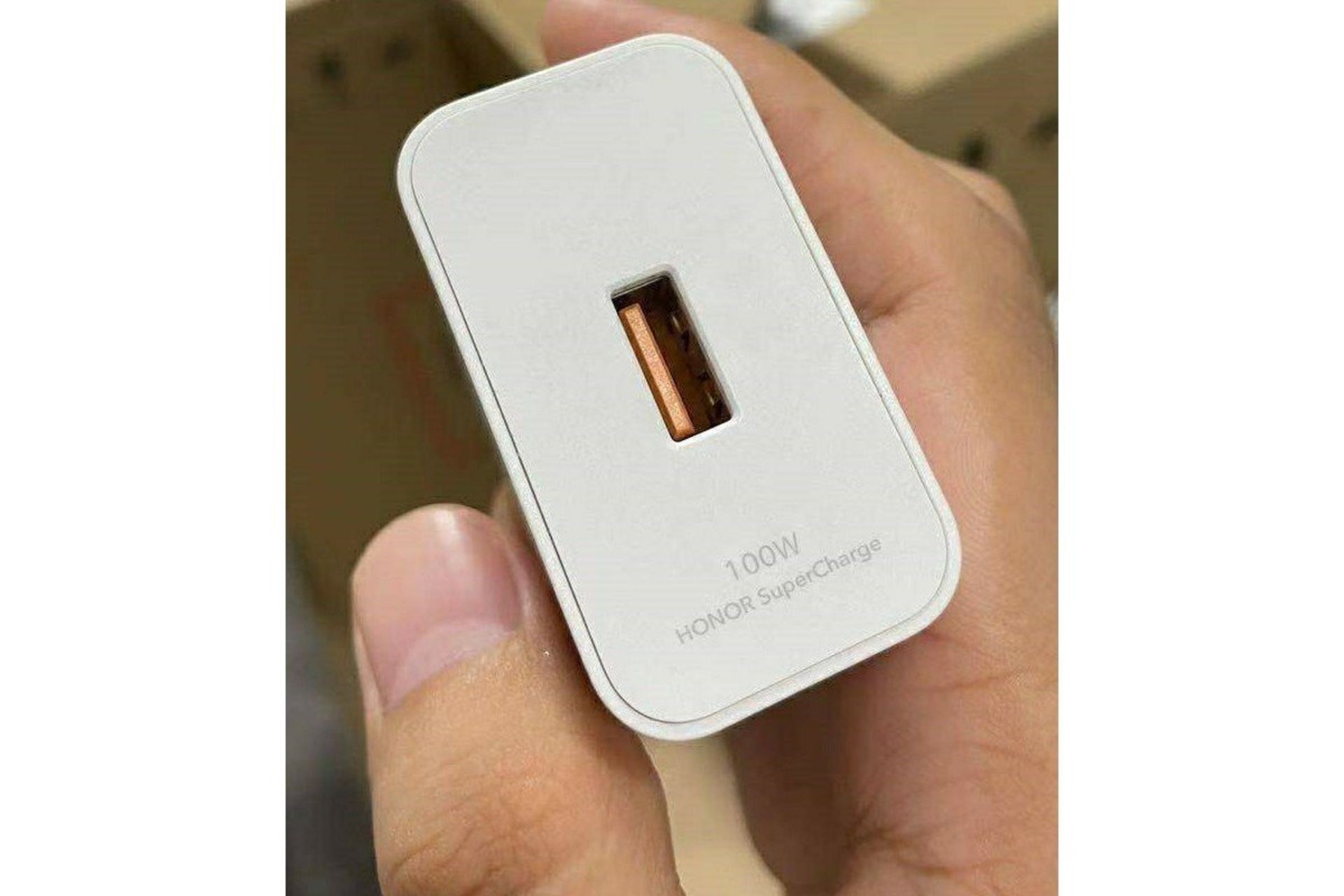 نمایی از شارژر ۱۰۰ واتی آنر ۵۰ پرو