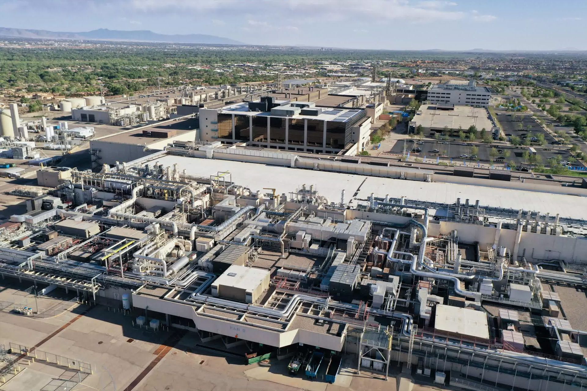 نمای بالا تجهیزات تولیدی کارخانه تراشه سازی ریو رانچو نیو مکزیکو اینتل / Intel روز روشن