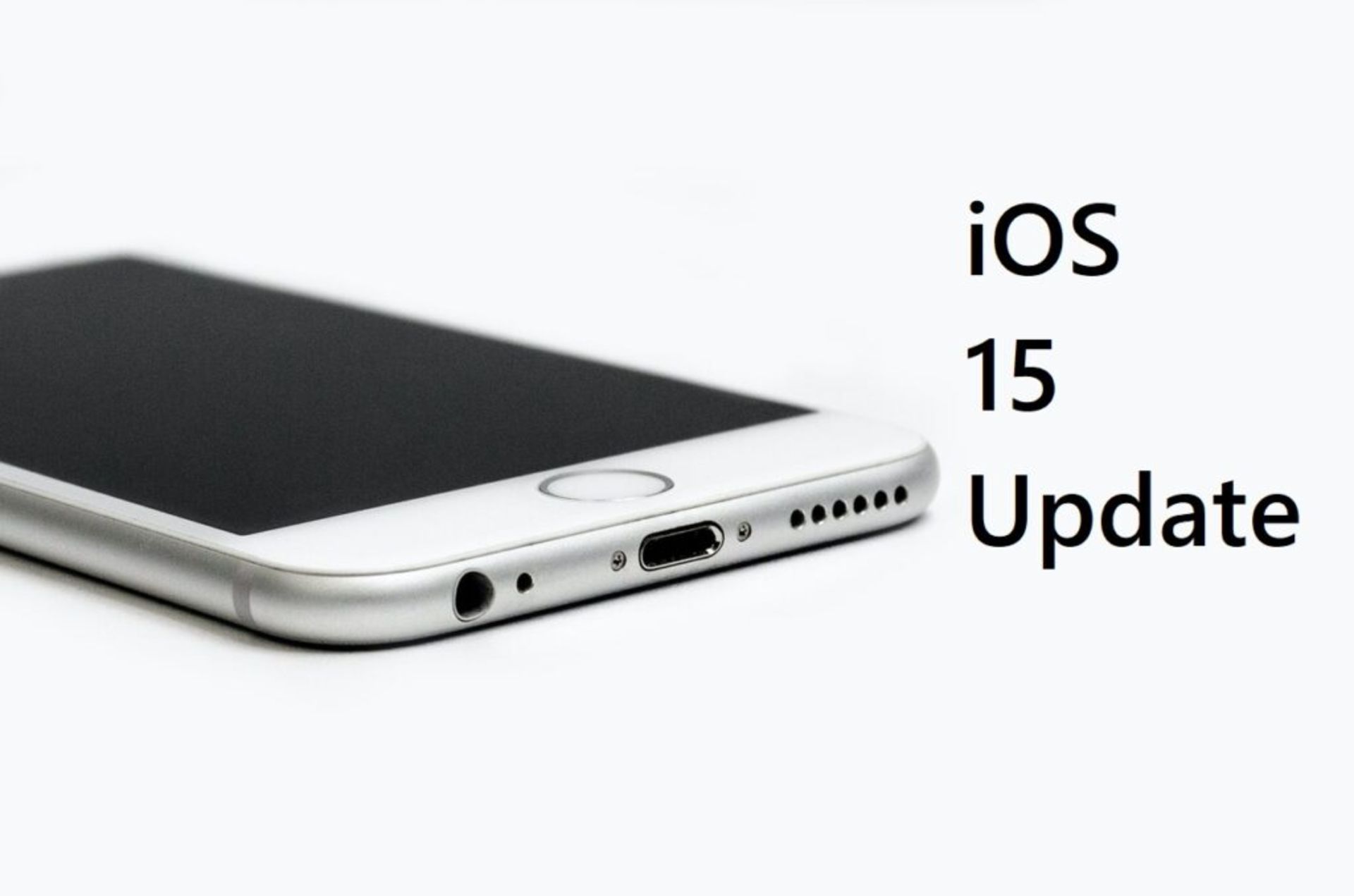 تصویری از آیفون ۶ اس در پس‌زمینه سفید و فونت به‌روزرسانی iOS 15