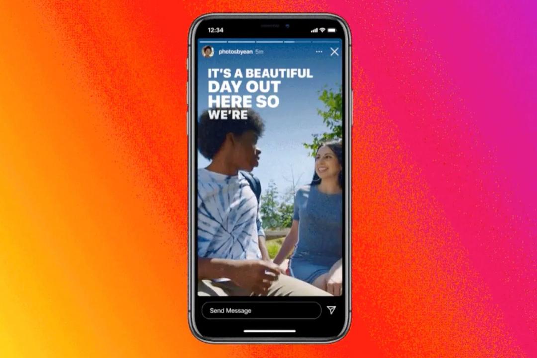 آیفون در حال نمایش قابلیت کپشن خودکار استوری اینستاگرام / Instagram Stories