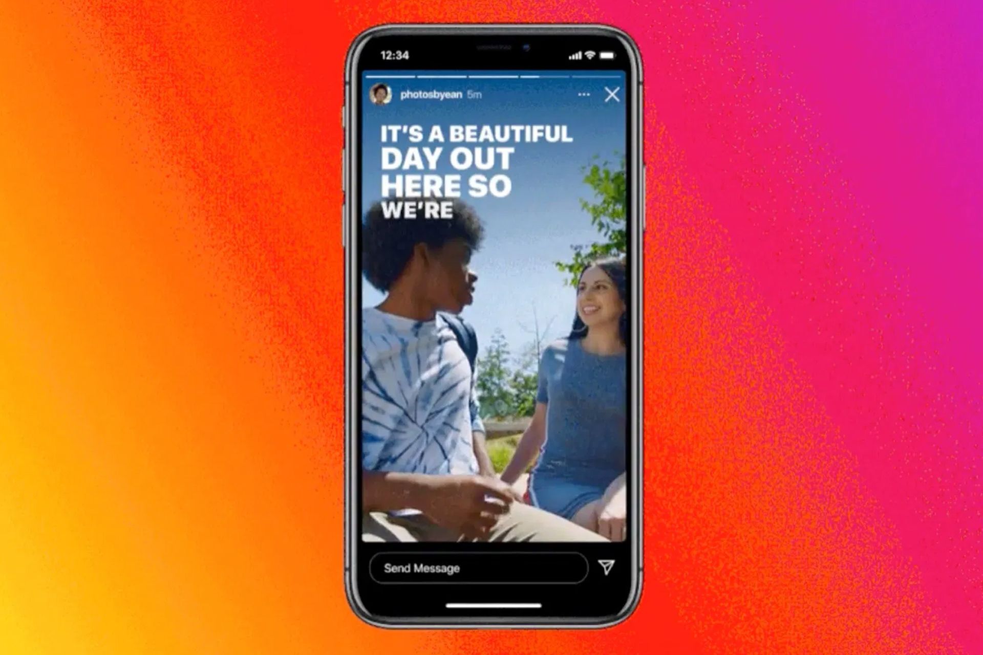 آیفون در حال نمایش قابلیت کپشن خودکار استوری اینستاگرام / Instagram Stories