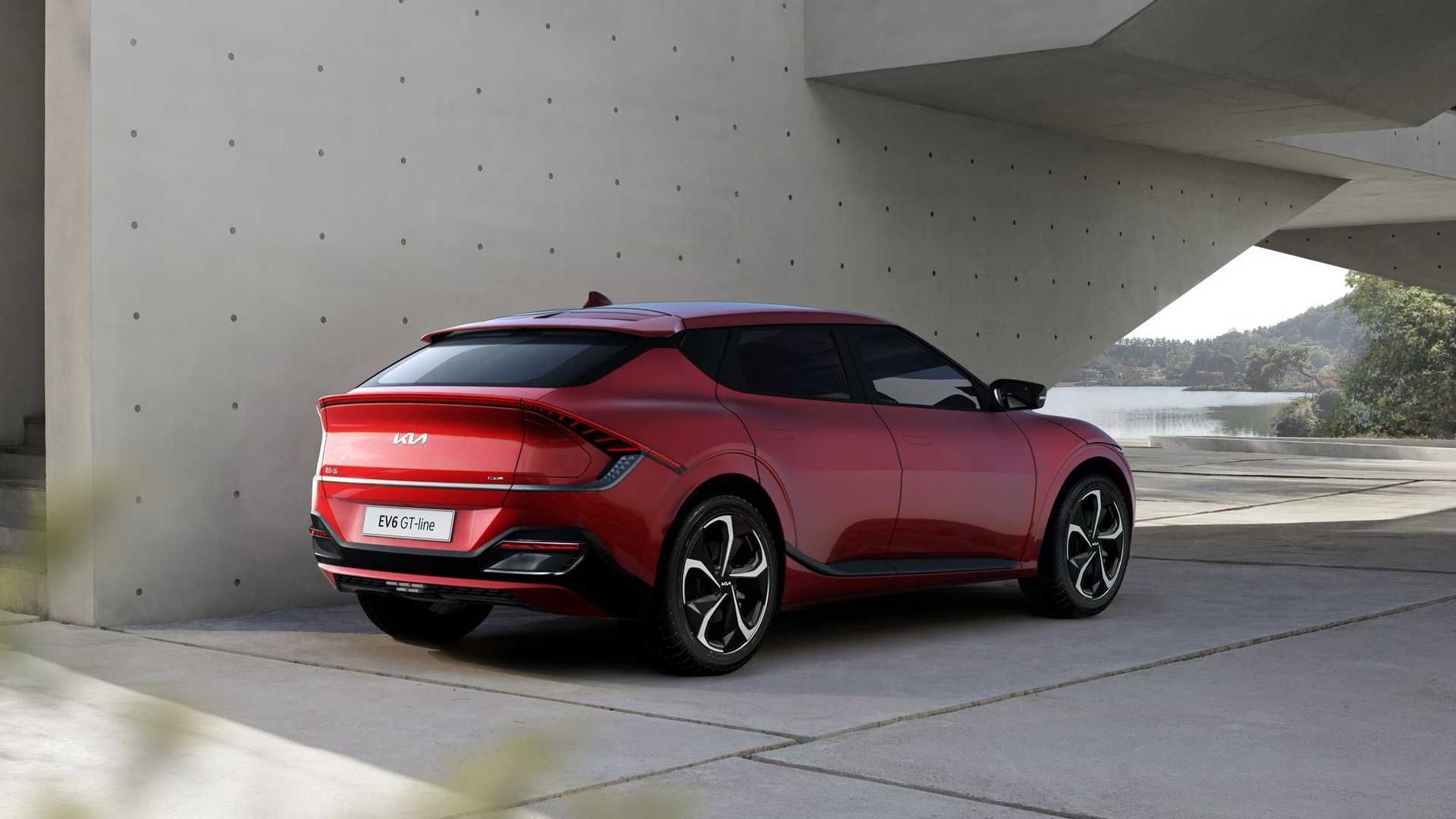 نمای سه چهارم عقب کراس اور برقی کیا ای وی 6 / 2022 Kia EV6 crossover قرمز رنگ