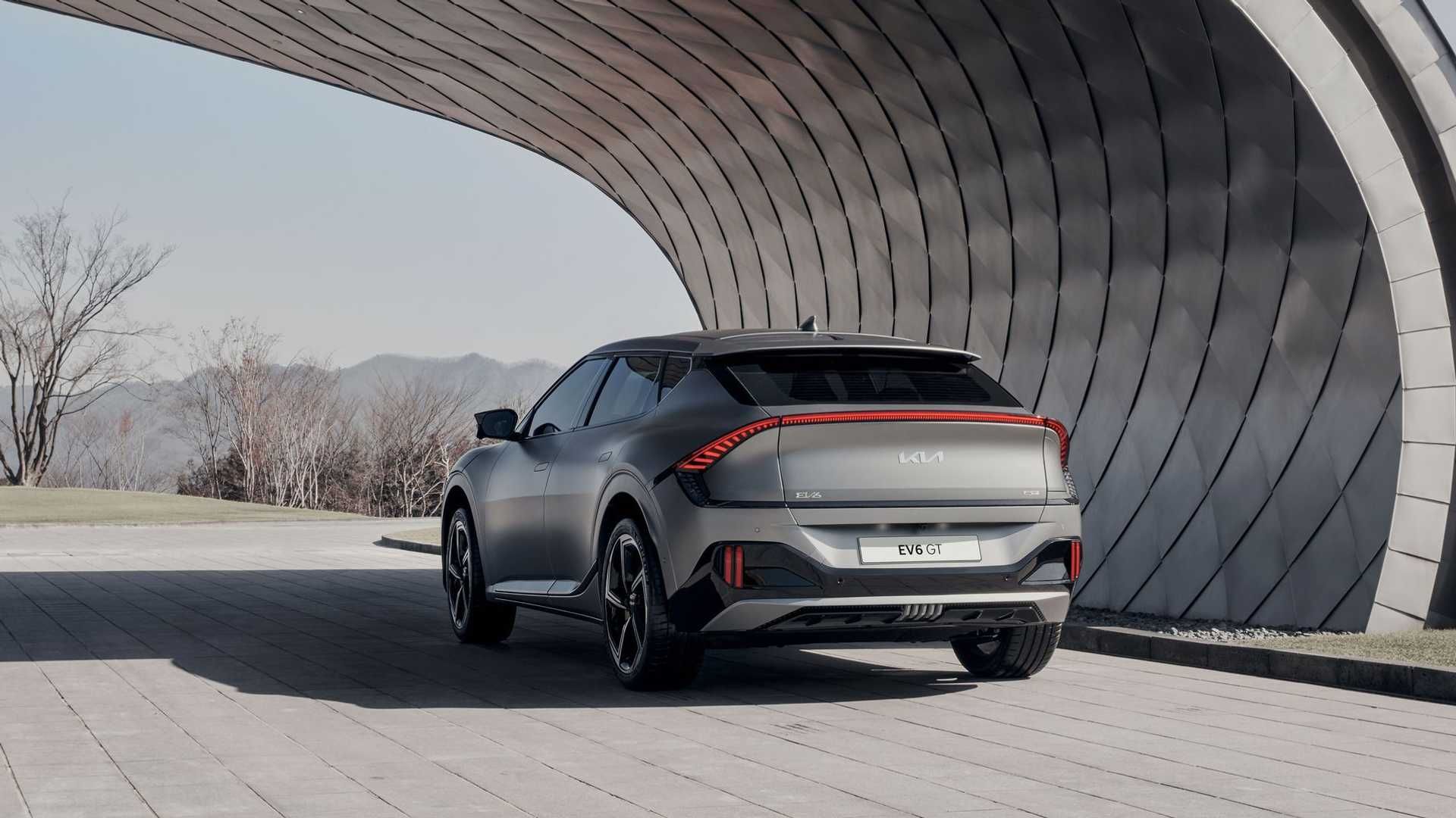 نمای عقب کراس اور برقی کیا ای وی 6 / 2022 Kia EV6 crossover خاکستری رنگ