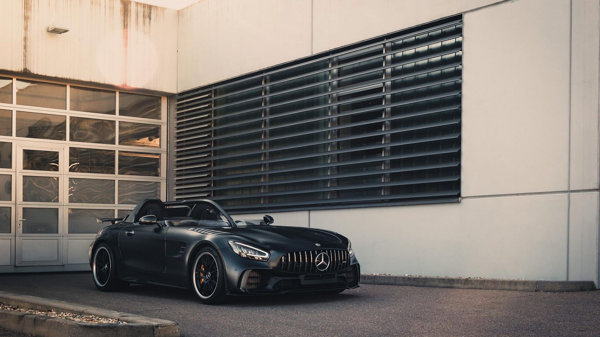 نمای سه چهارم مرسدس آ ام گ جی تی آر اسپیدستر / Mercedes-AMG GT R Speedster مشکی رنگ