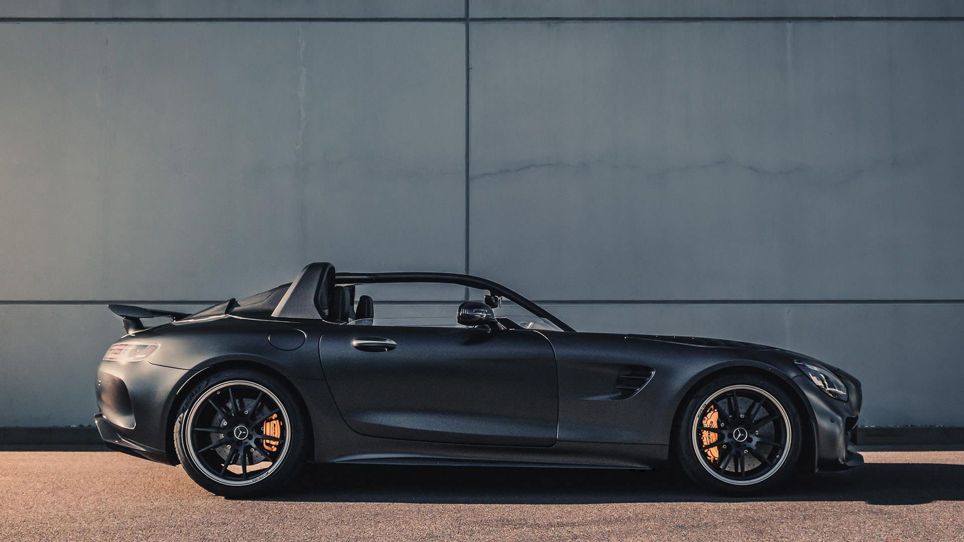 نمای جانبی مرسدس آ ام گ جی تی آر اسپیدستر / Mercedes-AMG GT R Speedster مشکی رنگ