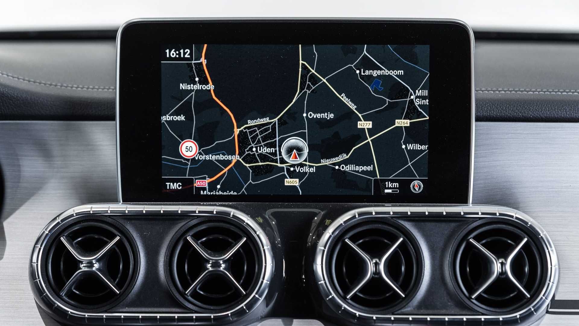 سیستم سرگرمی وانت پیکاپ 6 چرخ مرسدس بنز X کلاس / Mercedes X-Class Six-Wheeler