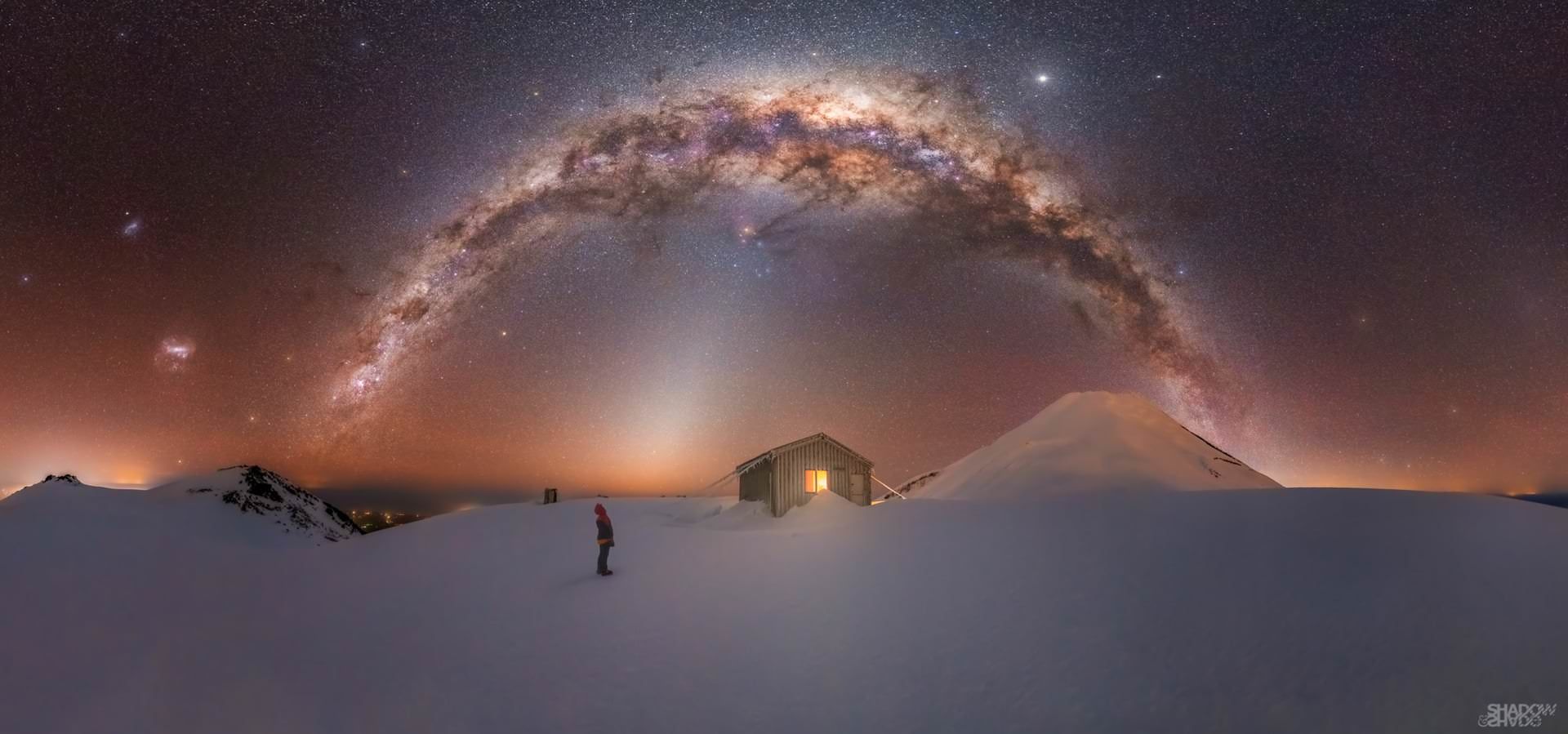  کوه کهکشان راه شیری تاراناکی / لارین ری  / قله فانتام، کوه تاراناکی، نیوزیلند /  عکاس سال کهکشان راه‌ شیری ۲۰۲۱
